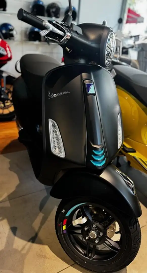 Vespa Primavera S 125 ABS LED USB um. Černá - 2
