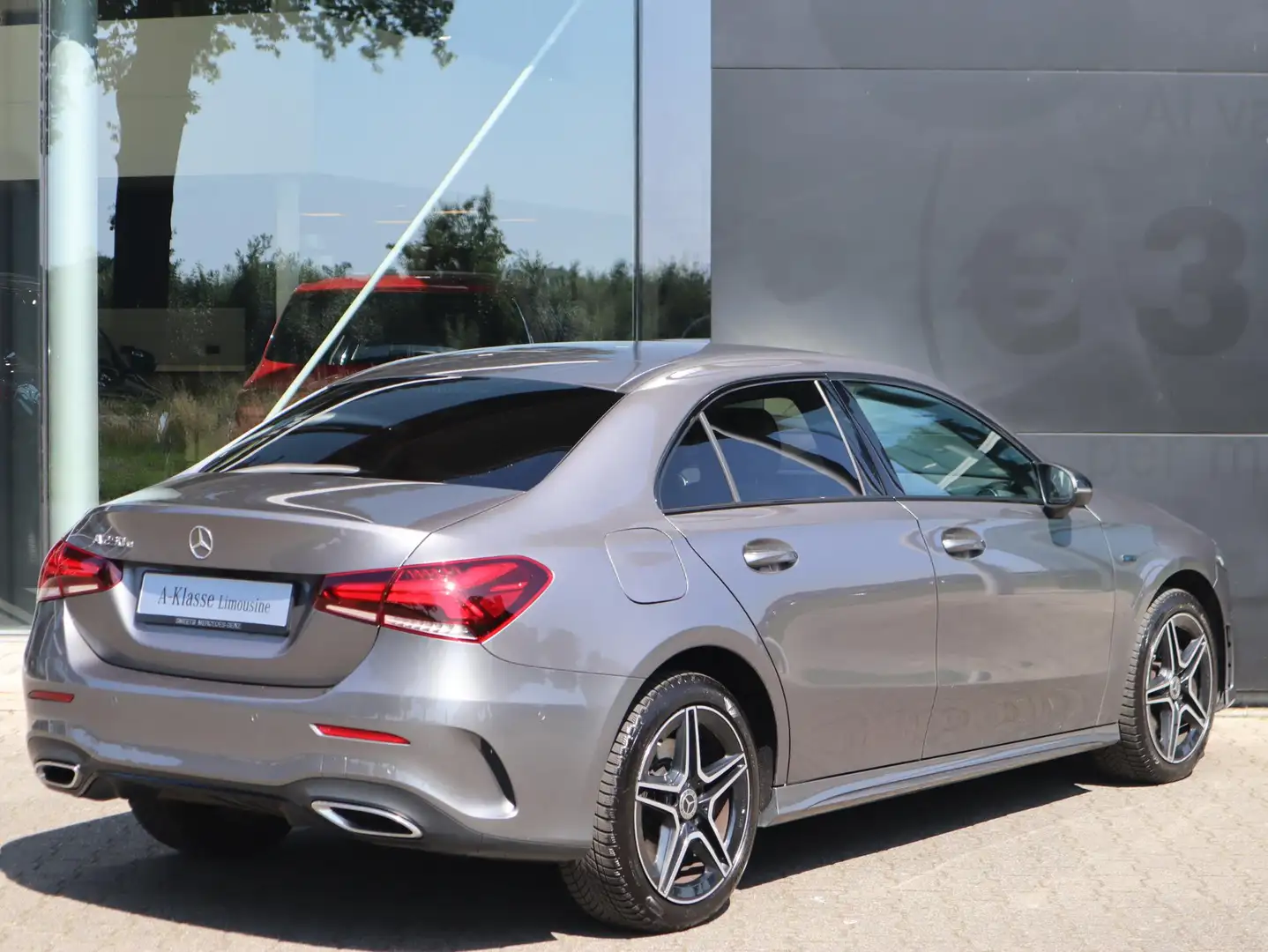 Mercedes-Benz A 250 e Business Solution AMG Limited Grijs - 2