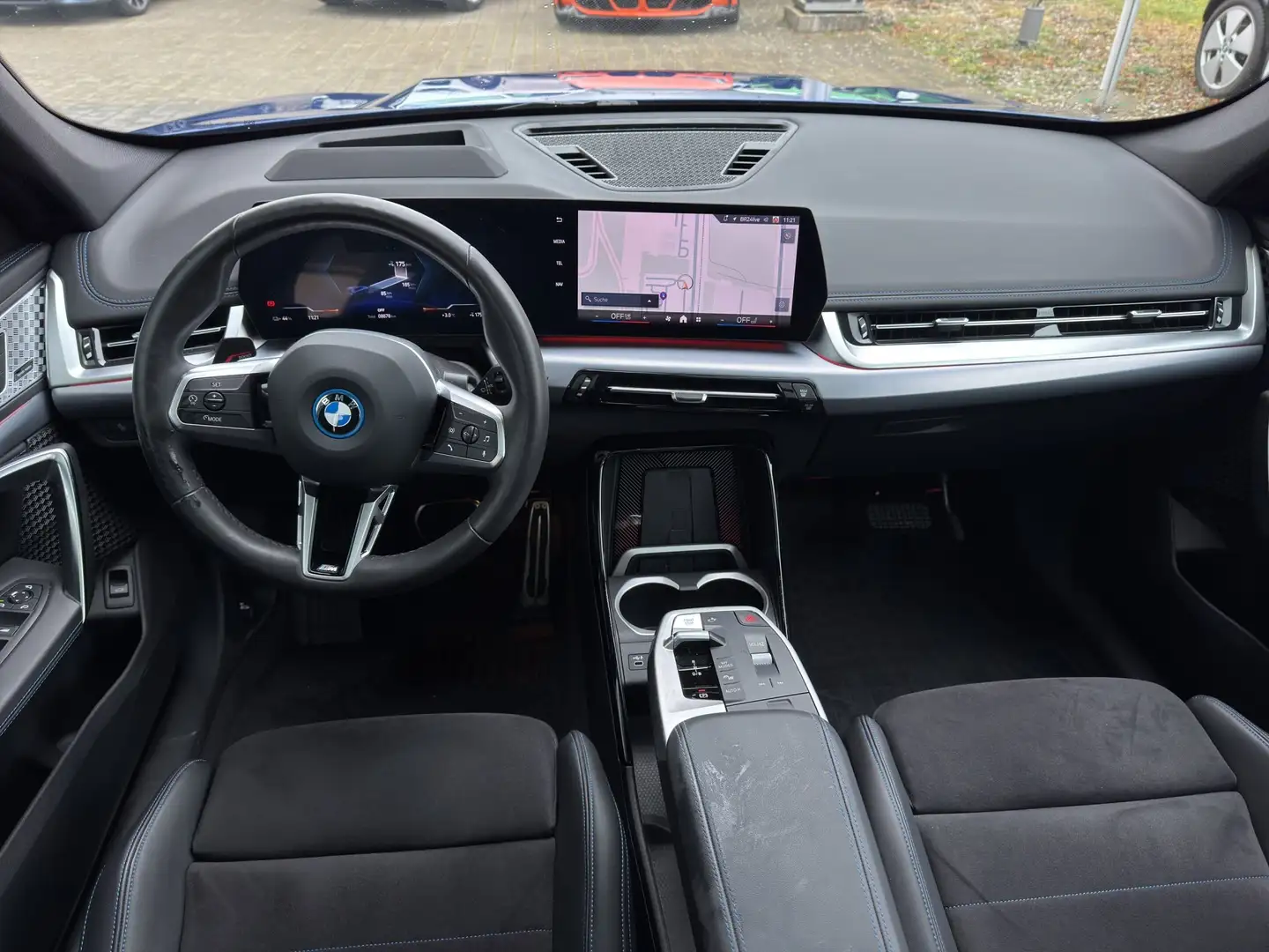 BMW iX1 xDrive30 M Sport AHK Pano ACC 360° HUD H&K Bleu - 2