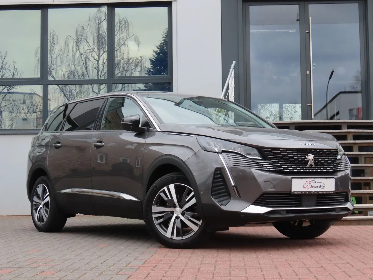 Peugeot 5008 BlueHDi 130 EAT8 Allure 7-Sitzer Šedá - 1
