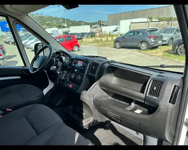 Opel Movano view 12