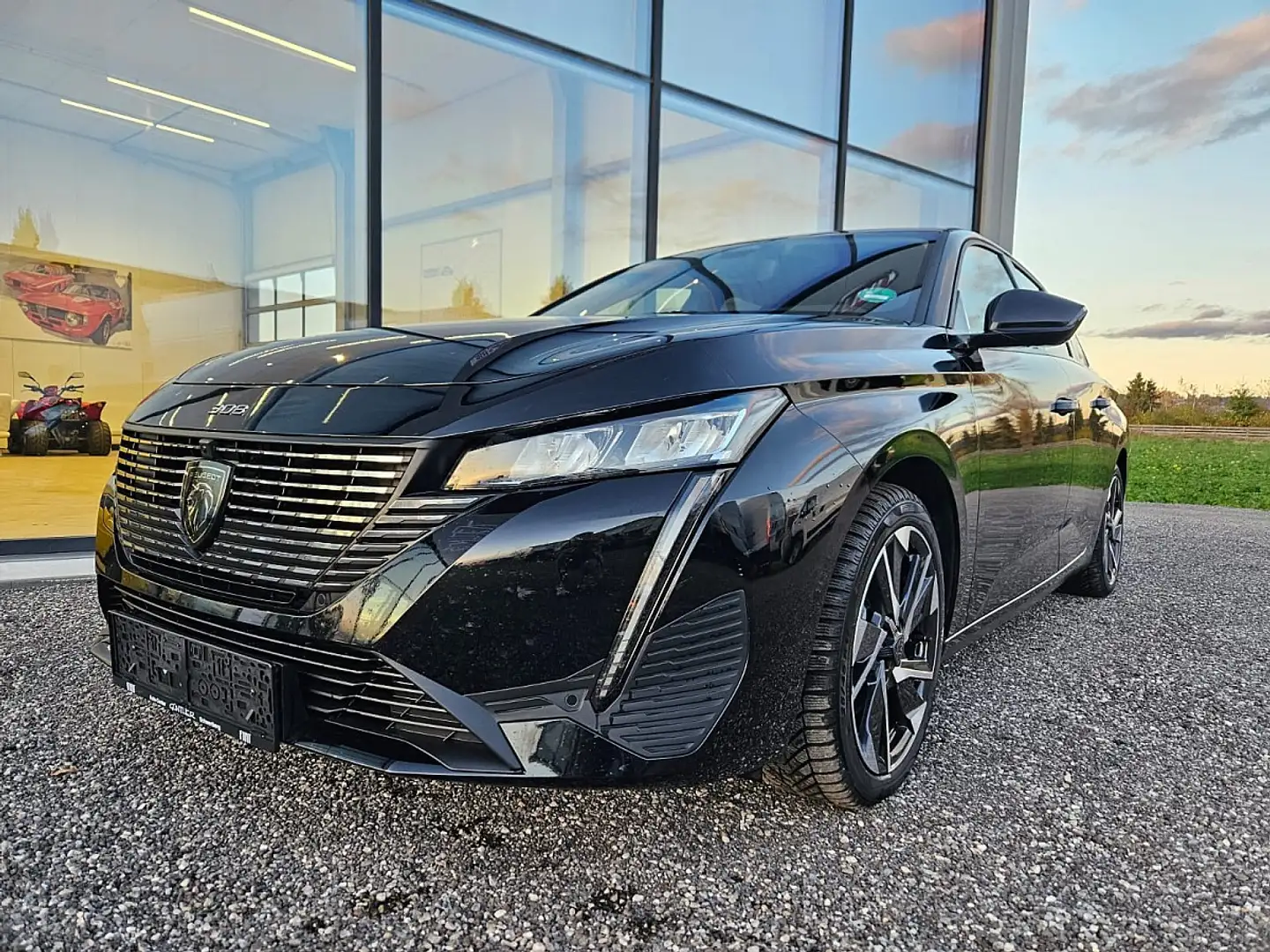 Peugeot 308 SW Hybrid 145 e-DSC6 Allure Schwarz - 1