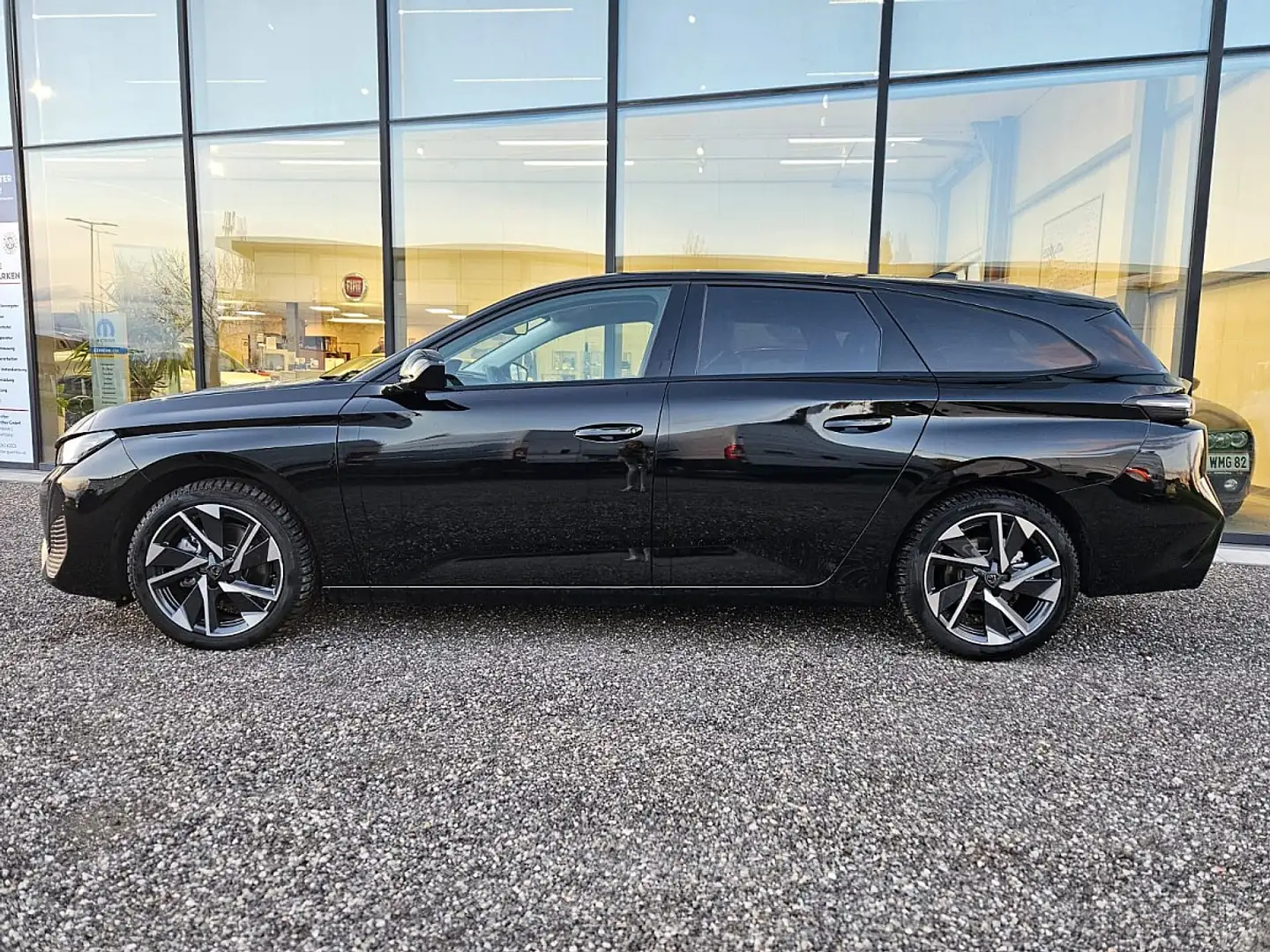 Peugeot 308 SW Hybrid 145 e-DSC6 Allure Schwarz - 2