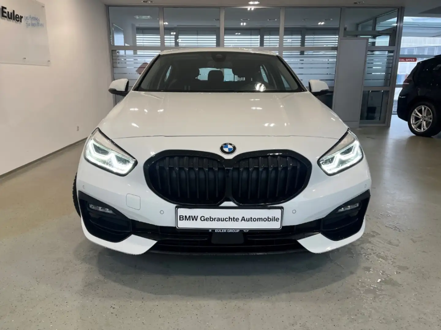 BMW 118 i 5-Türer HUD Navi LED Sport Line Sitzhzg PDC HiFi Weiß - 2