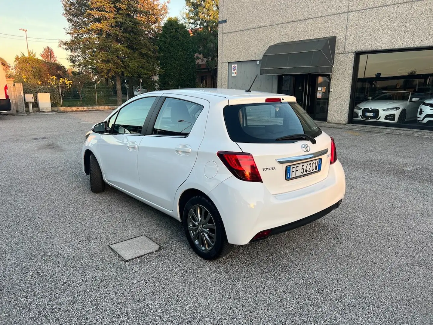 Toyota Yaris 5p 1.0 Cool - UNICO PROPRIETARIO - NEOPATENTATI Bianco - 2