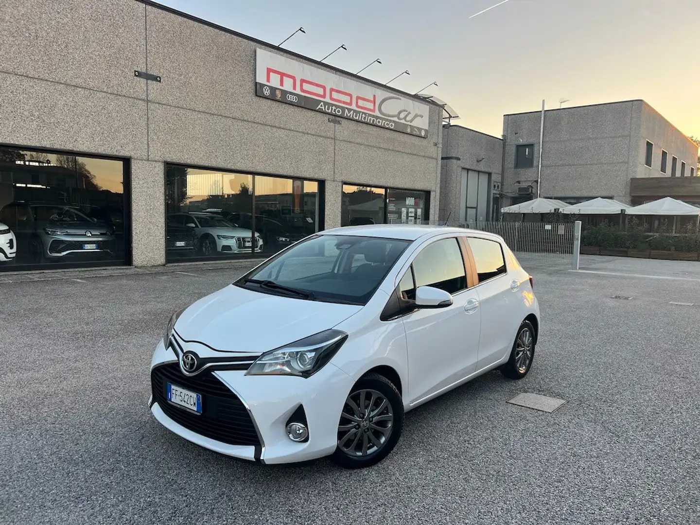 Toyota Yaris 5p 1.0 Cool - UNICO PROPRIETARIO - NEOPATENTATI Bianco - 1
