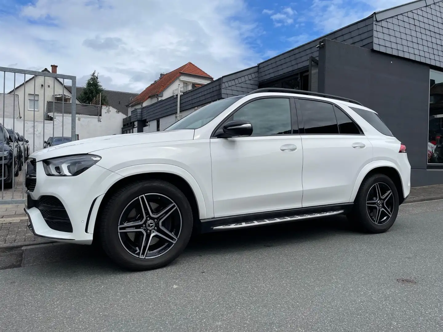 Mercedes-Benz GLE 400 d 4MATIC |AMG|HUD|Burmester|Pano|360°|AHK Weiß - 1