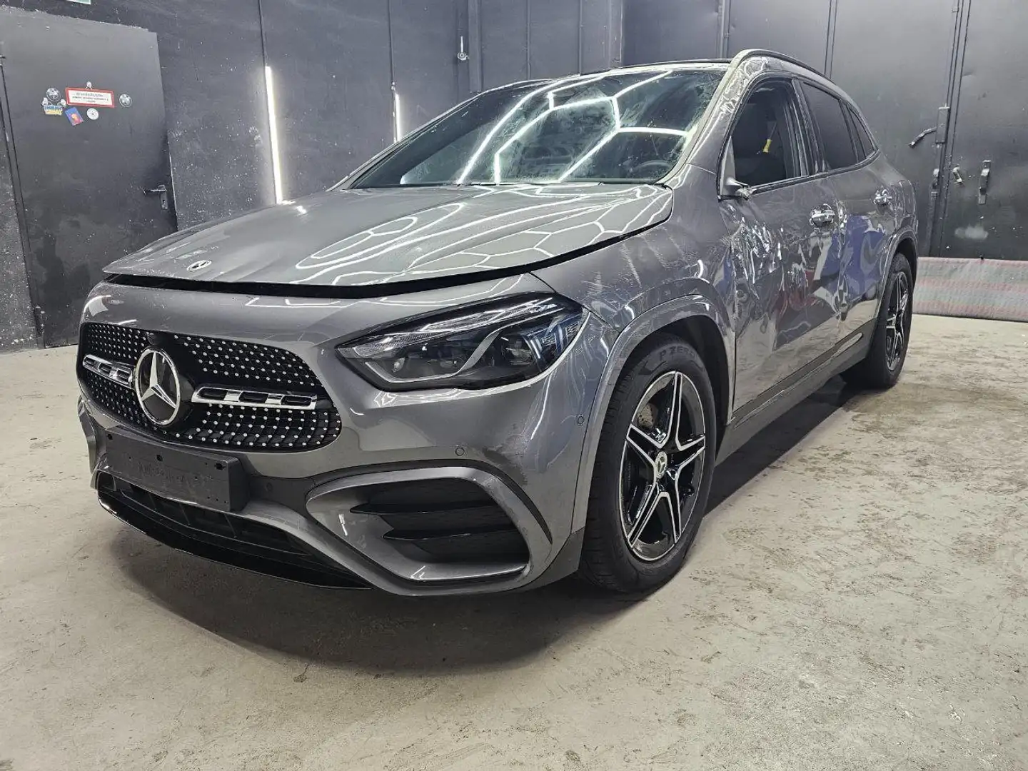Mercedes-Benz GLA 180 GLA 180 AMG Pano LED Grau - 1