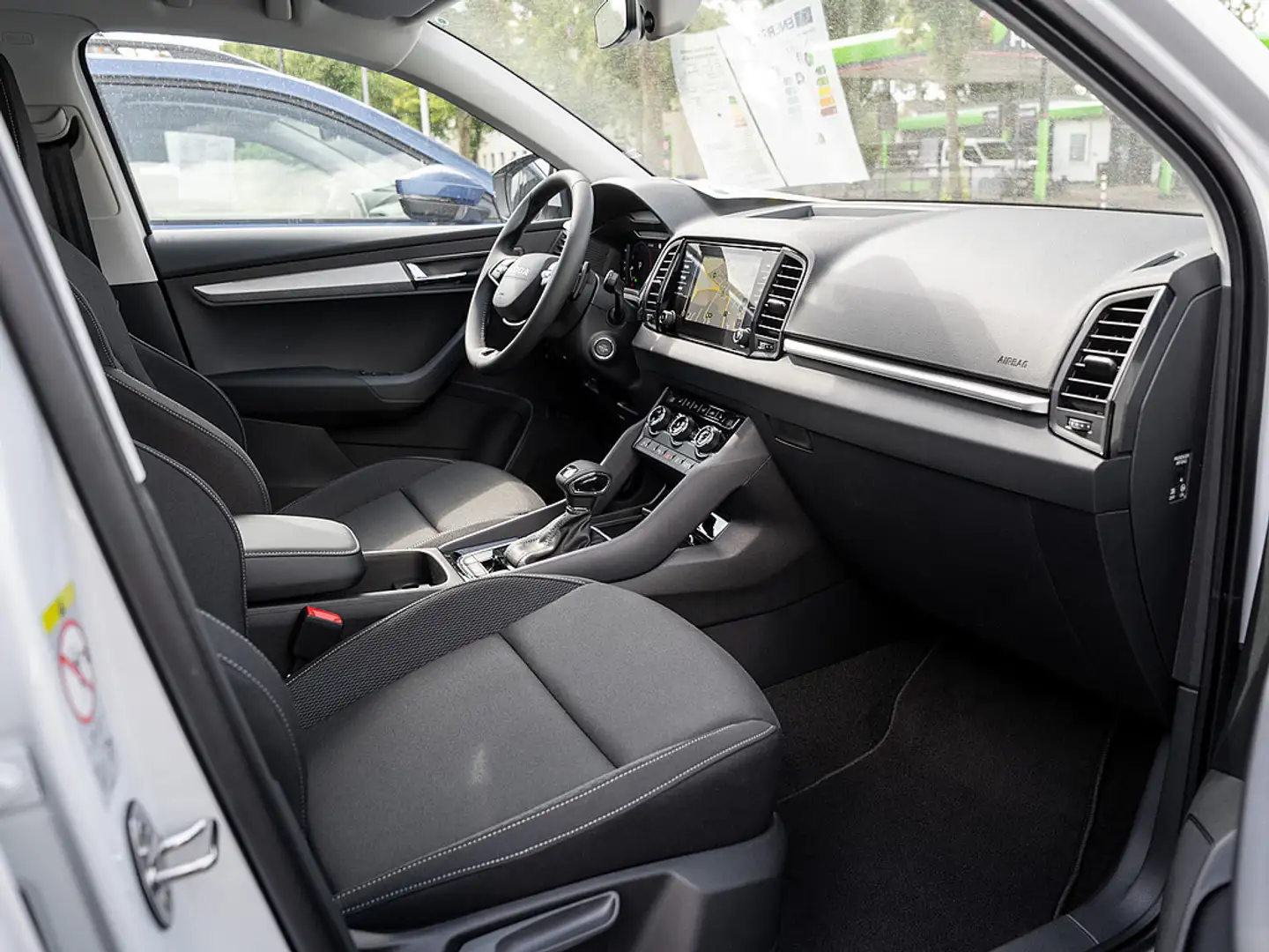 Skoda Karoq 2.0 TDI Tour NAVI AHK ACC FACEL. LED Weiß - 2