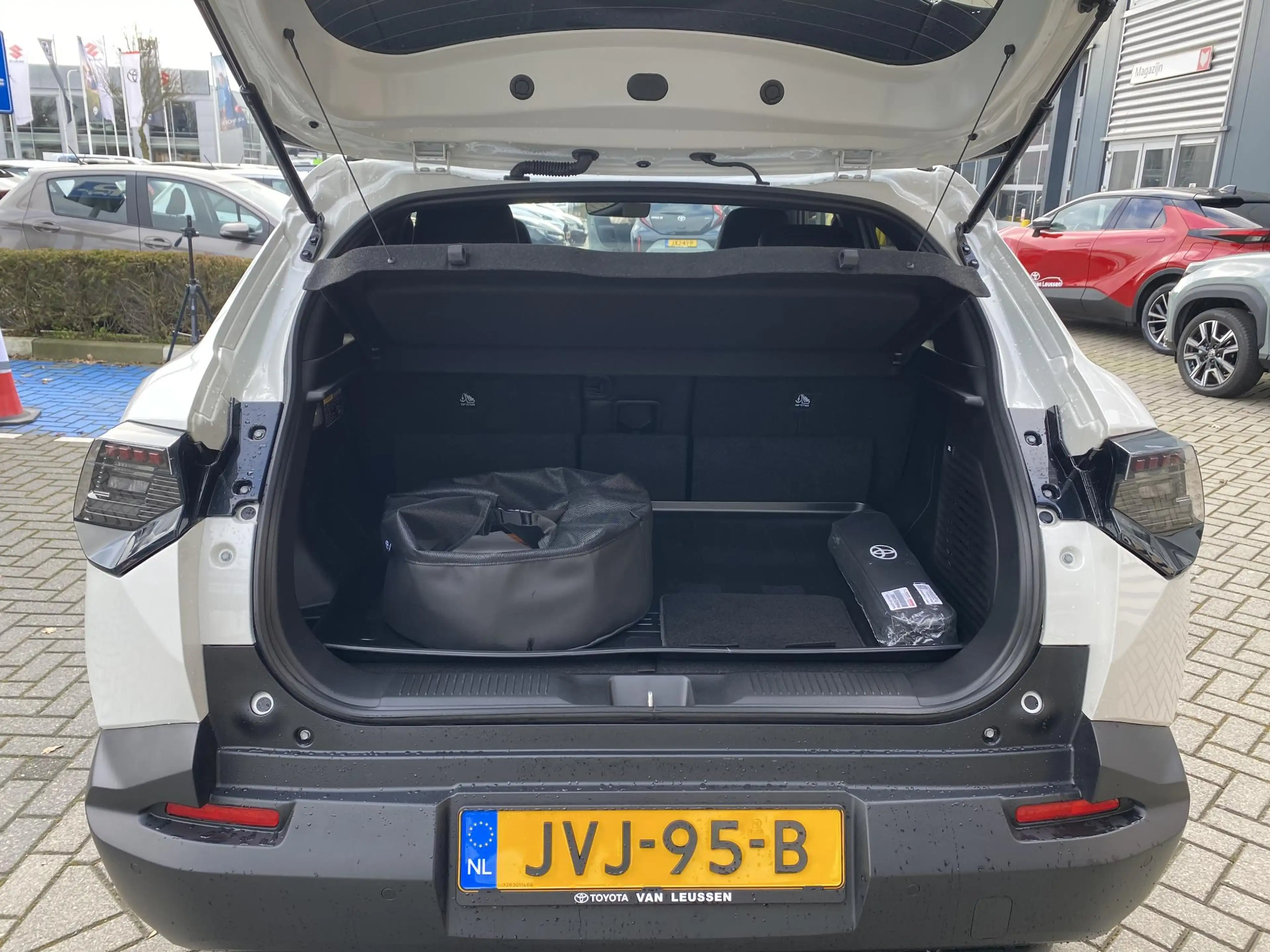 Toyota Urban Cruiser Executive 61 kWh — photo 6