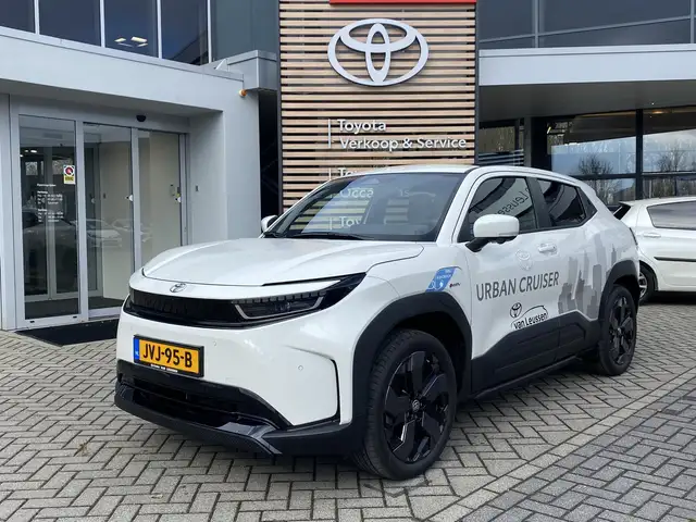 Toyota Urban Cruiser EXECUTIVE 61KWH PANODAK JBL-AUDIO 360°CAMERA 19"LM