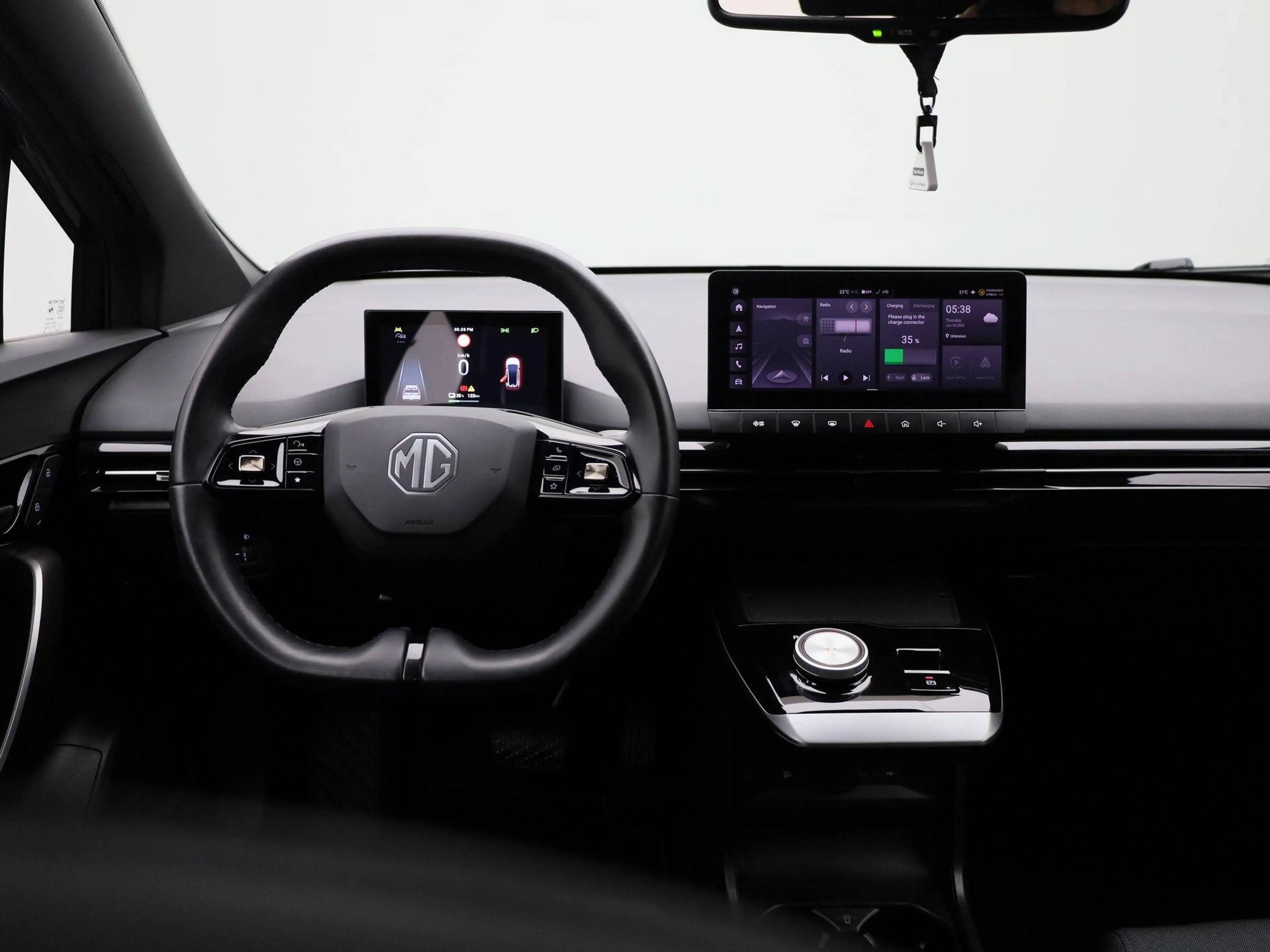 MG MG4 64 kWh Luxury — photo 7
