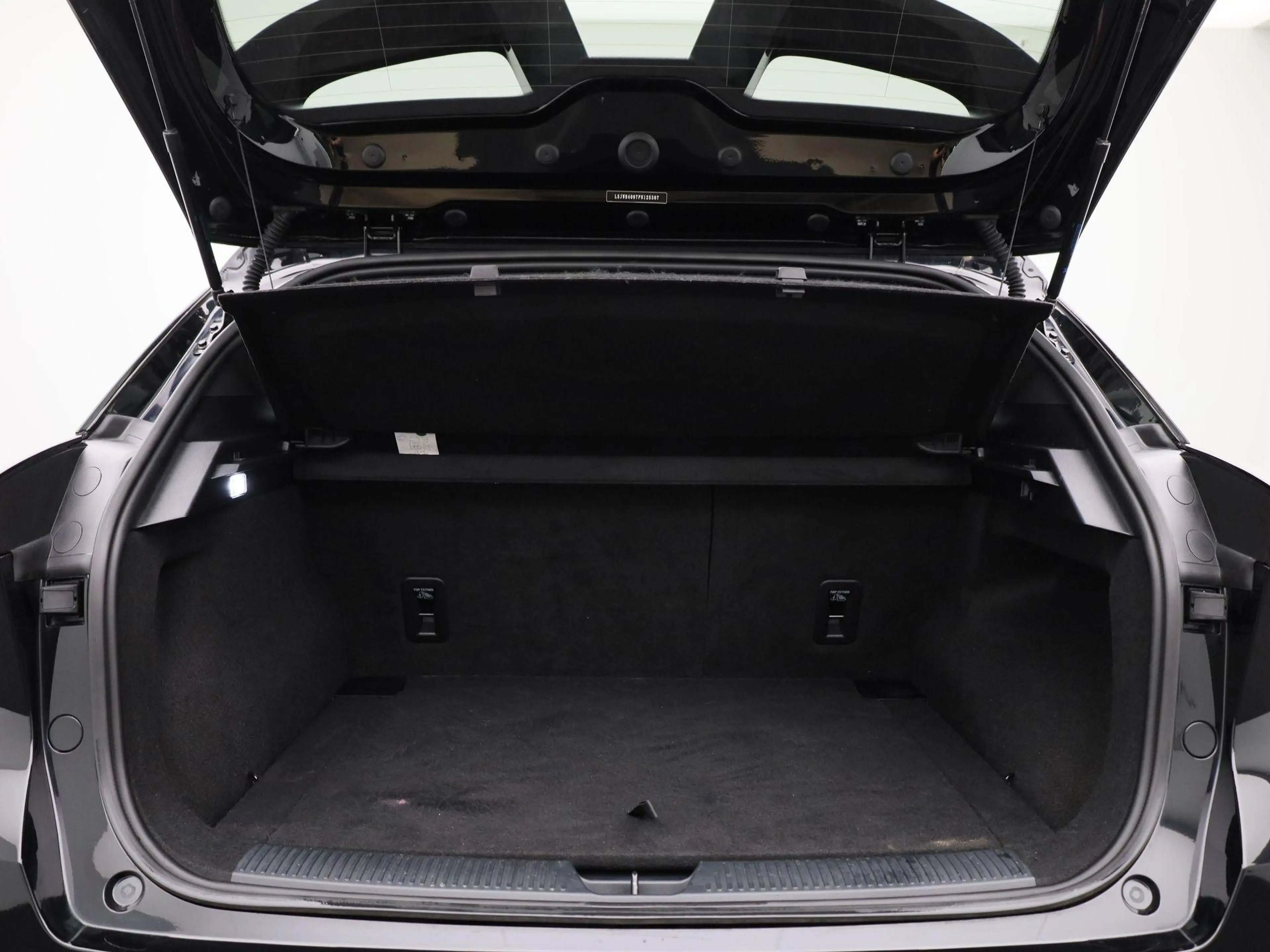 MG MG4 64 kWh Luxury — photo 14