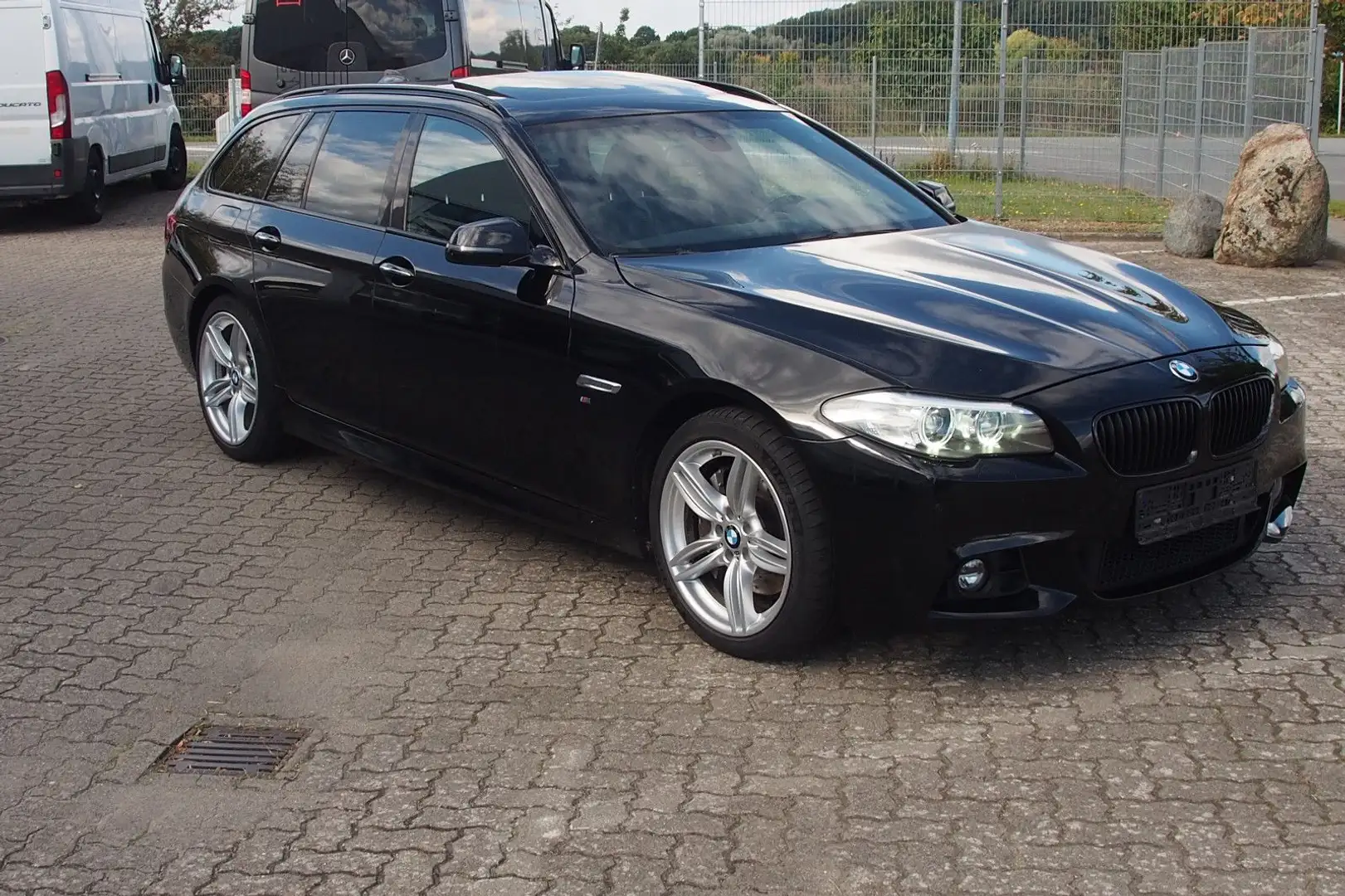 BMW 530 Touring 530 d/HUD/Panorama/M-Paket Schwarz - 2