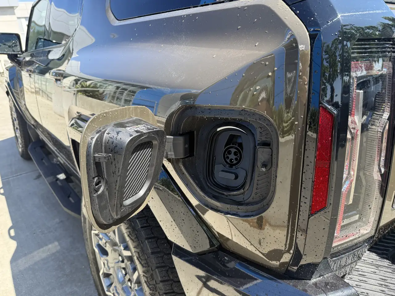 GMC HUMMER EV SUV снимка GMC HUMMER EV SUV