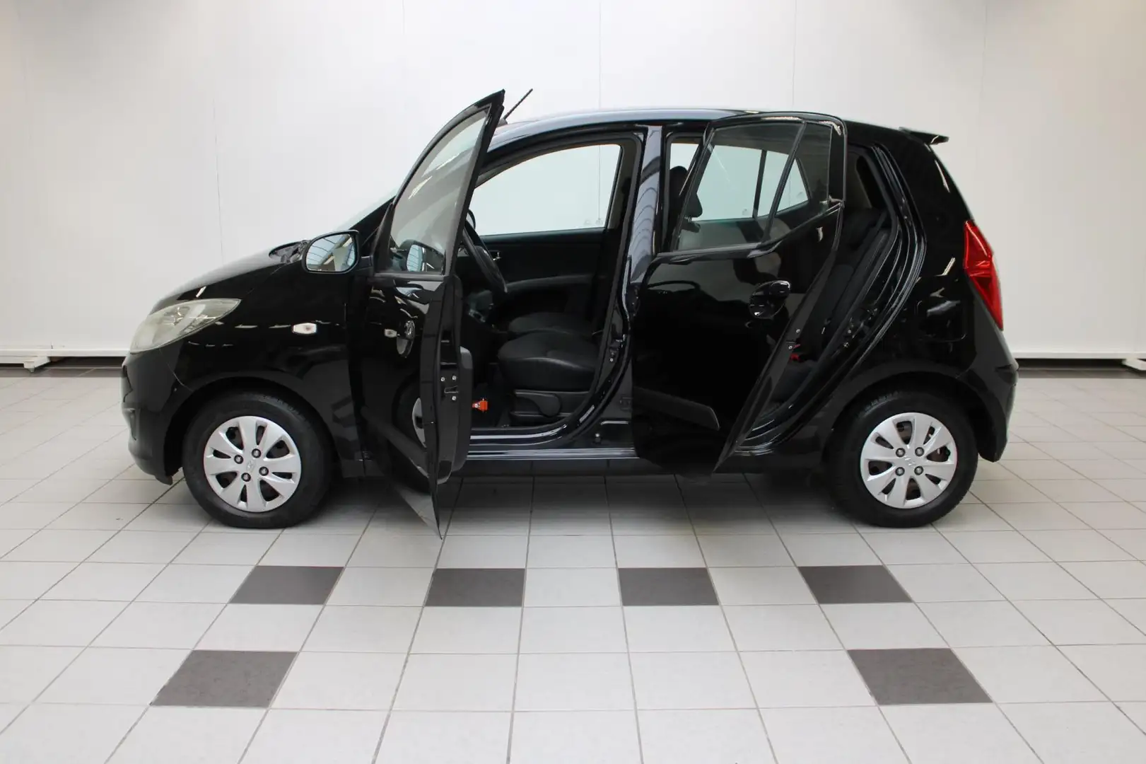 Hyundai i10 1.1 i-Drive Cool - Airco, NAP en Lage KM-stand Zwart - 2