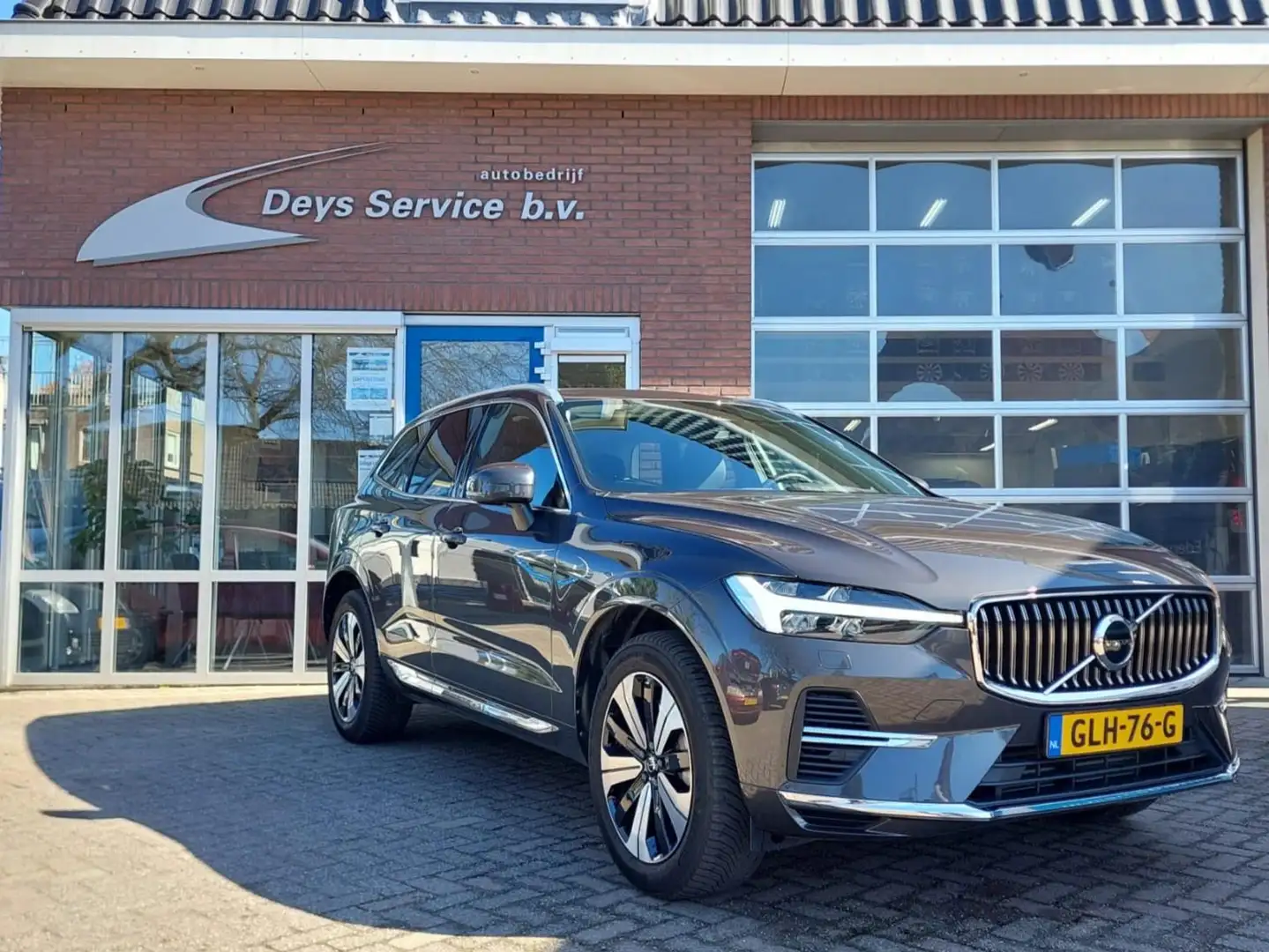Volvo XC60 2.0 T6 Plug-in Hybrid AWD Core Bright Grijs - 1