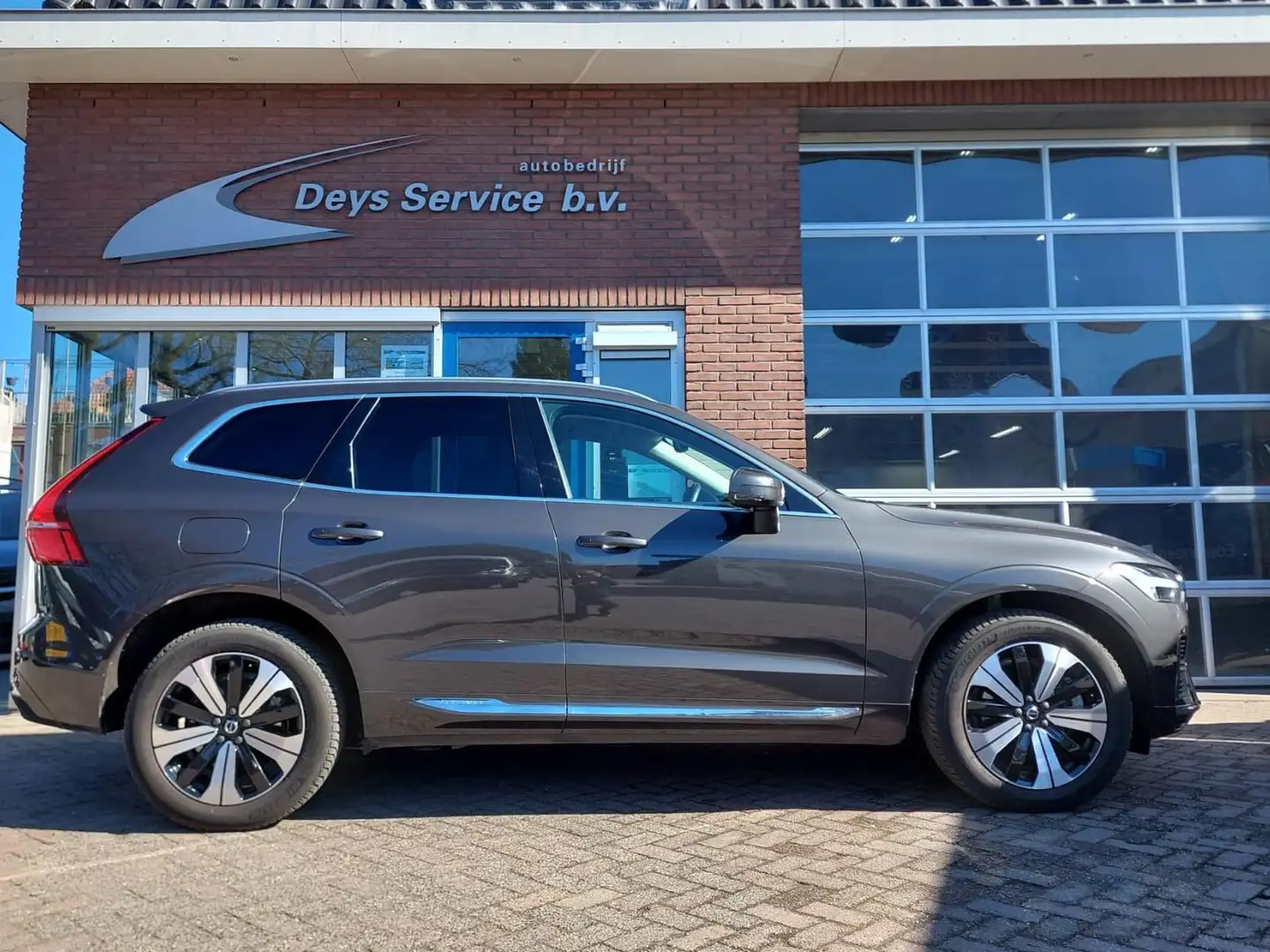 Volvo XC60 2.0 T6 Plug-in Hybrid AWD Core Bright Grijs - 2