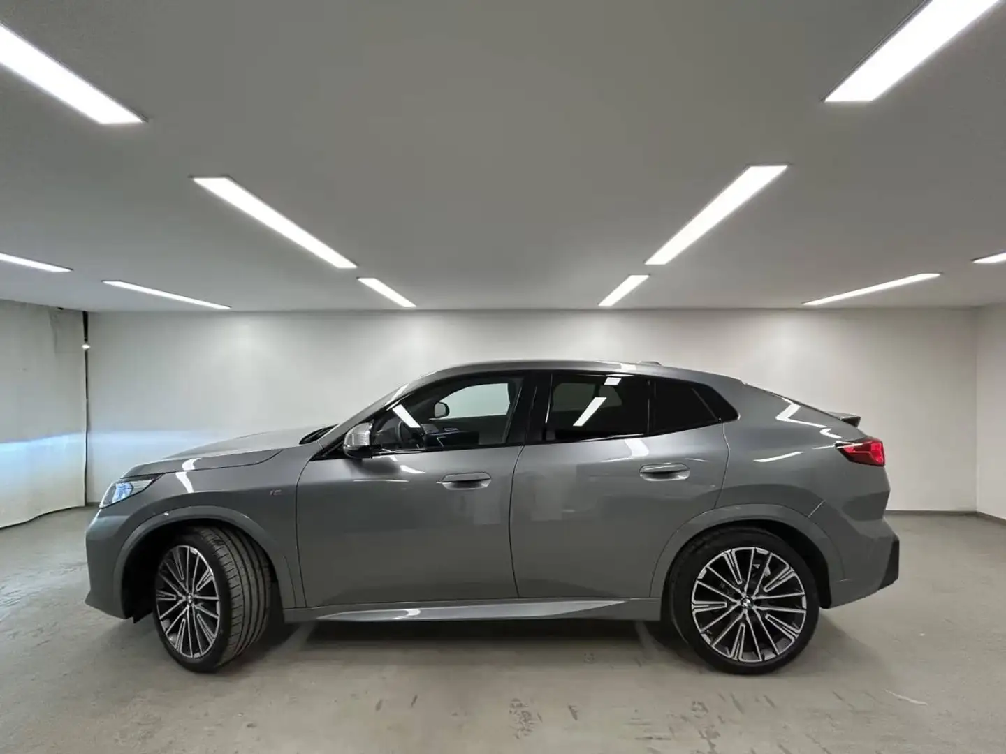 BMW X2 xDrive 20d M Pack Sport HK HiFi LED Attelage Pano Gris - 2
