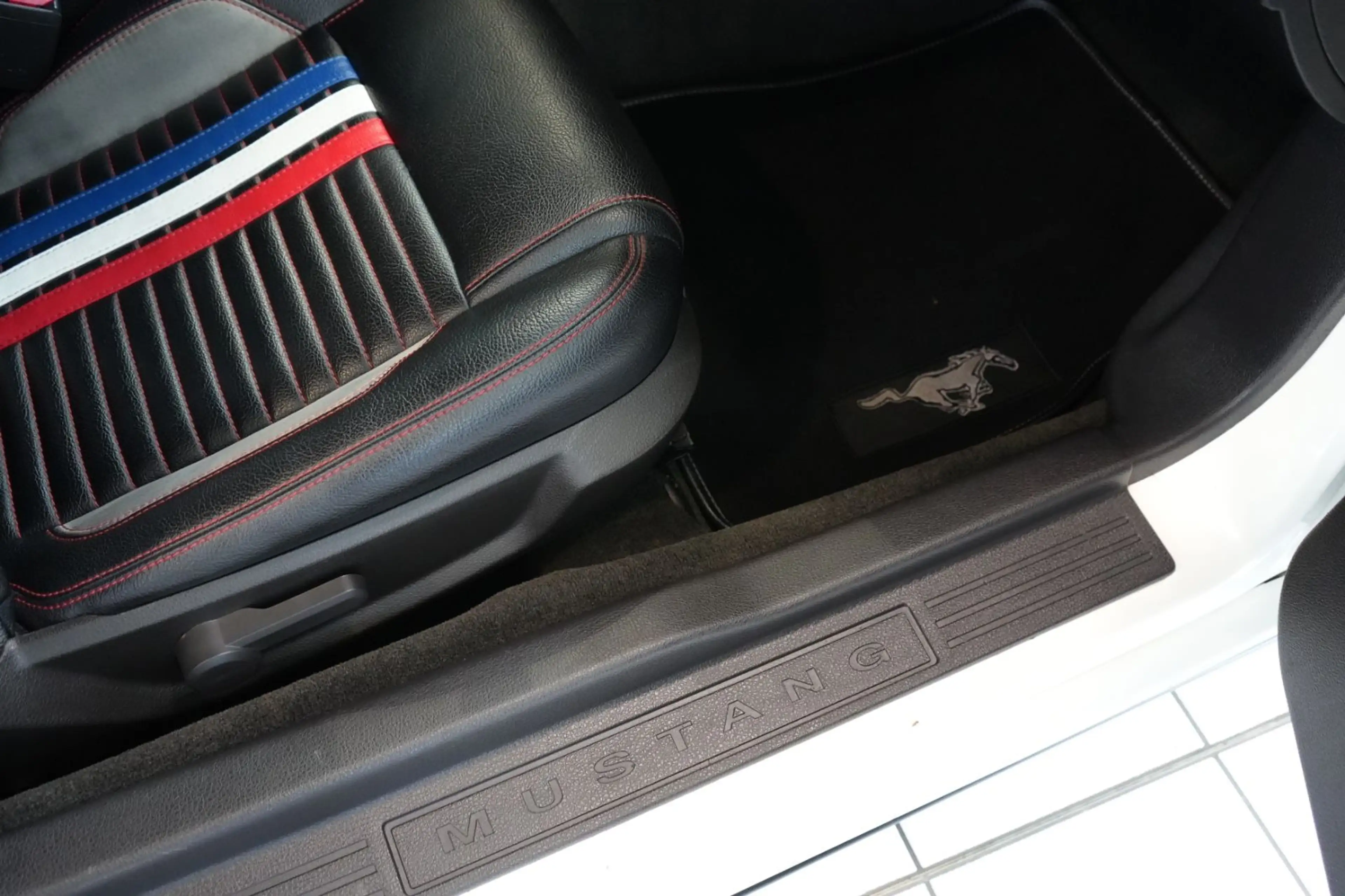 Ford Mustang 3.6L V6 Pony Package — photo 13