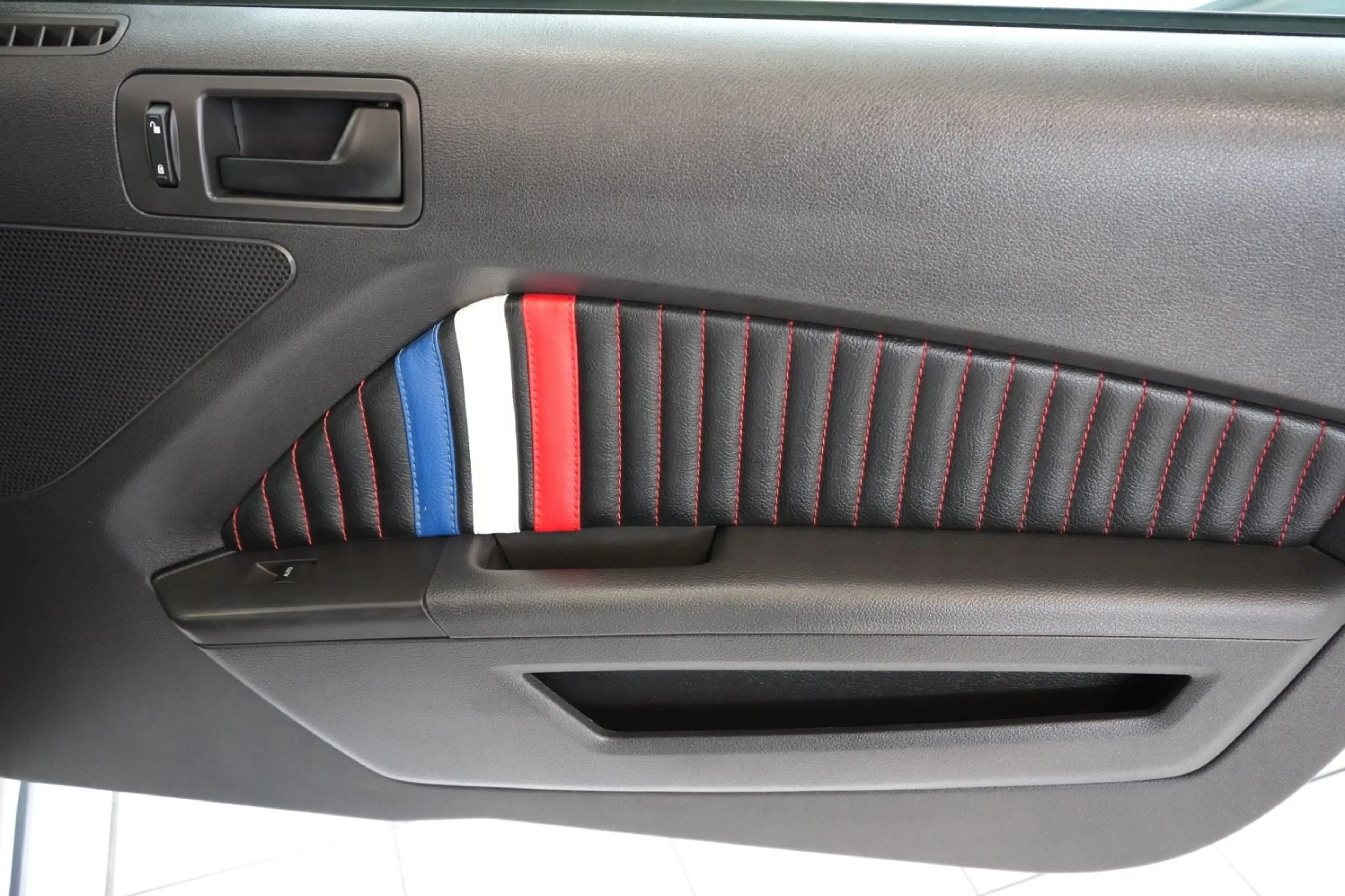 Ford Mustang 3.6L V6 Pony Package — photo 11