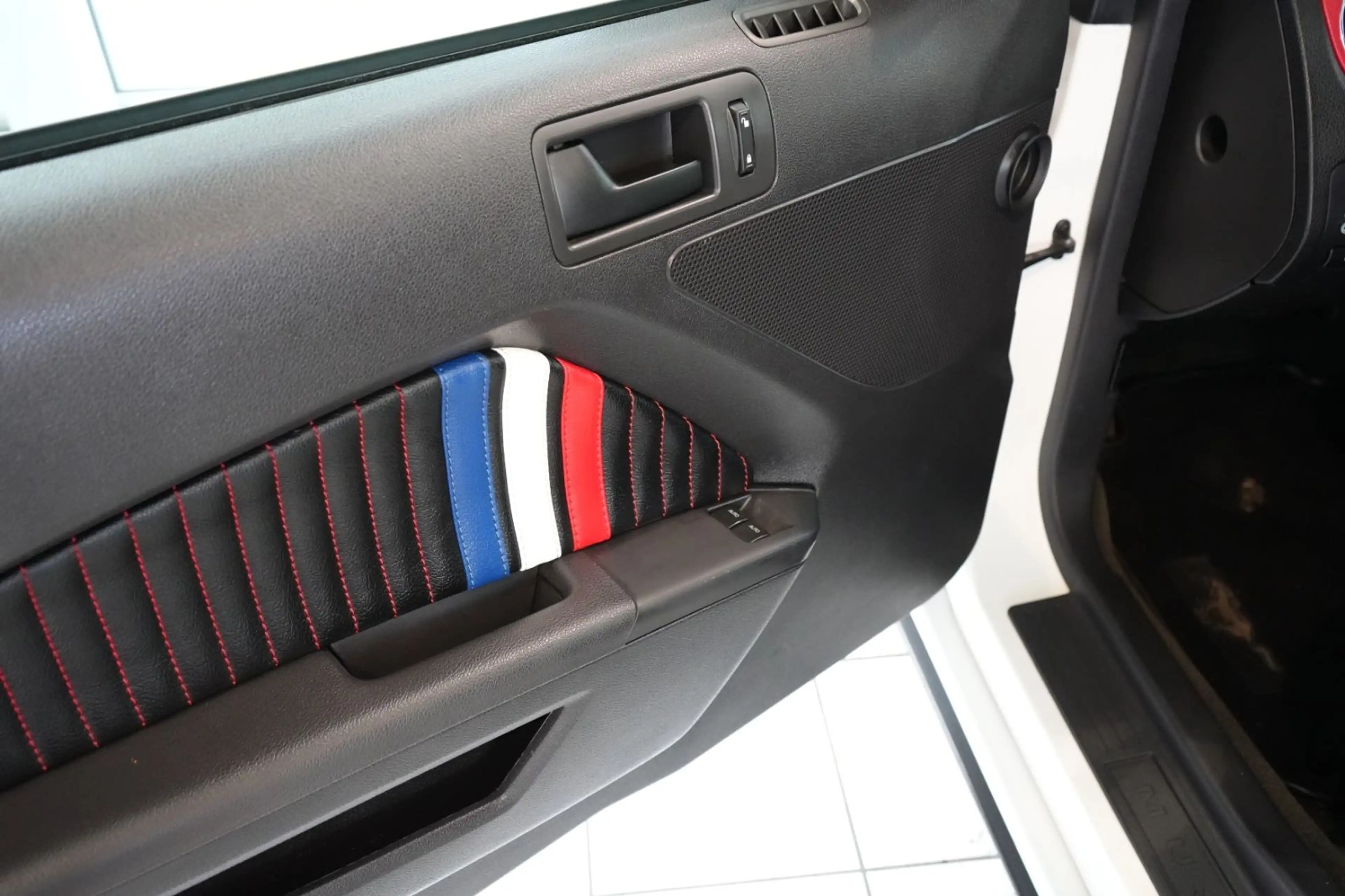 Ford Mustang 3.6L V6 Pony Package — photo 12