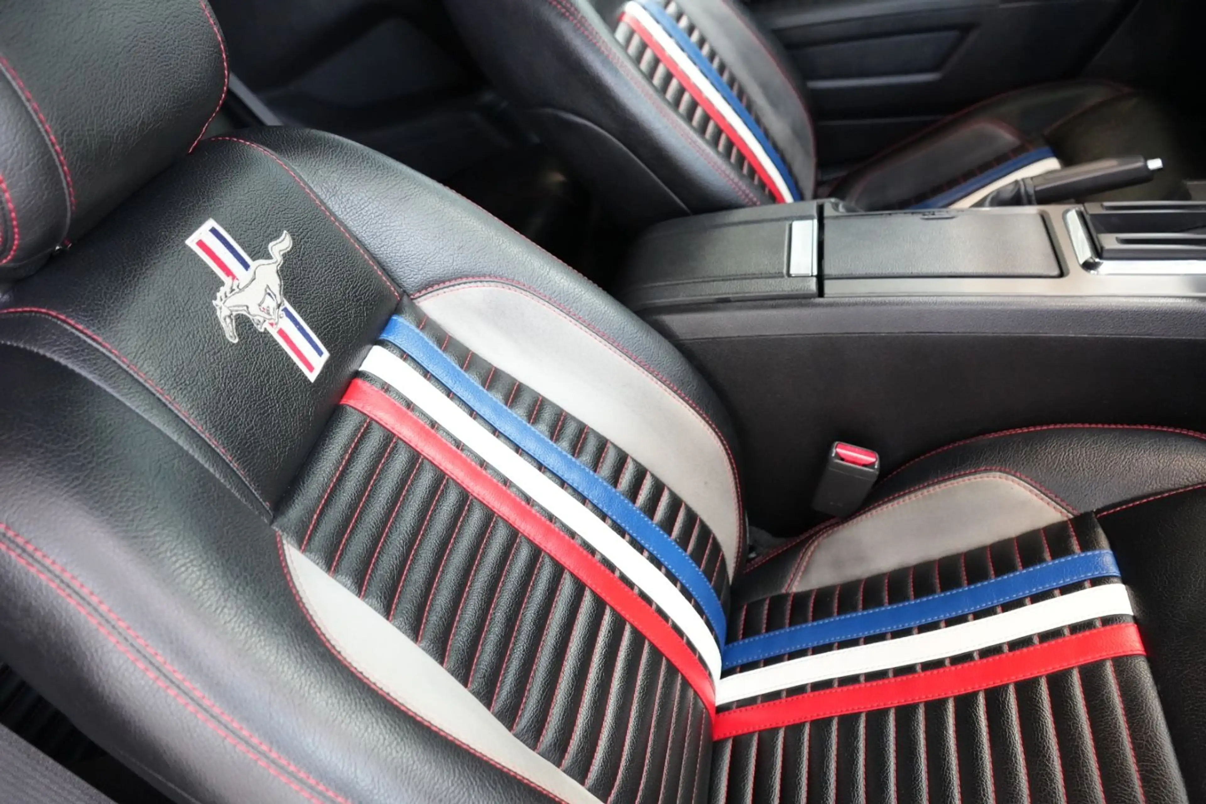 Ford Mustang 3.6L V6 Pony Package — photo 10