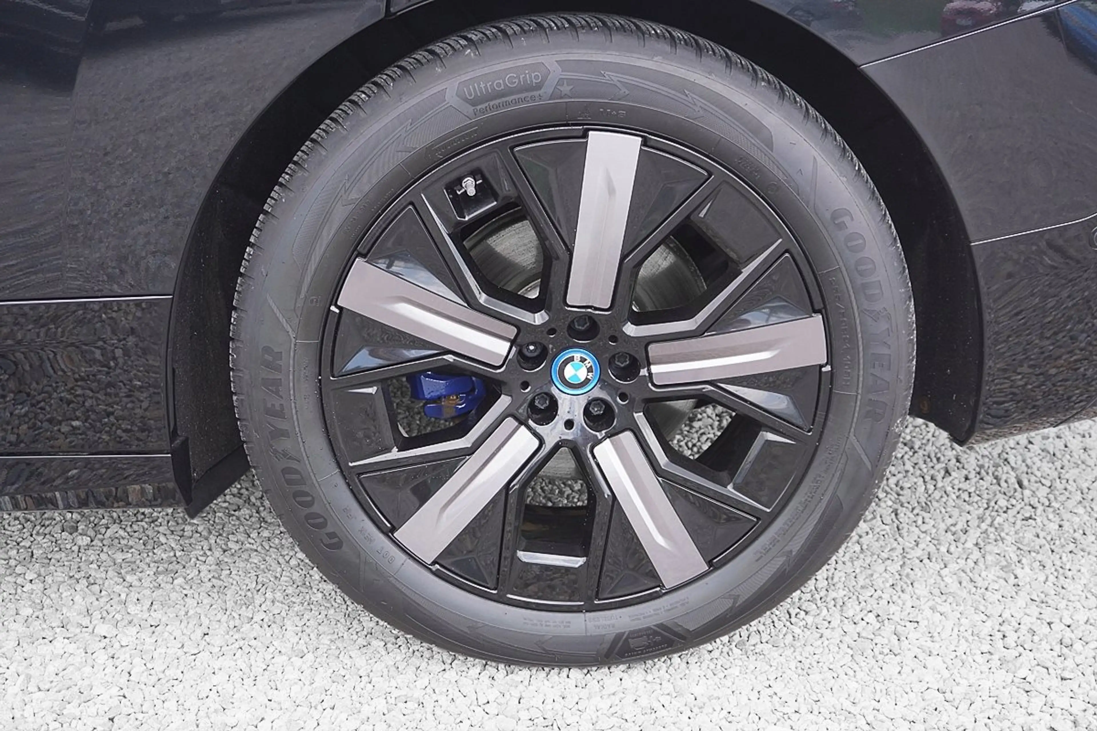 BMW iX xDrive40 — photo 2