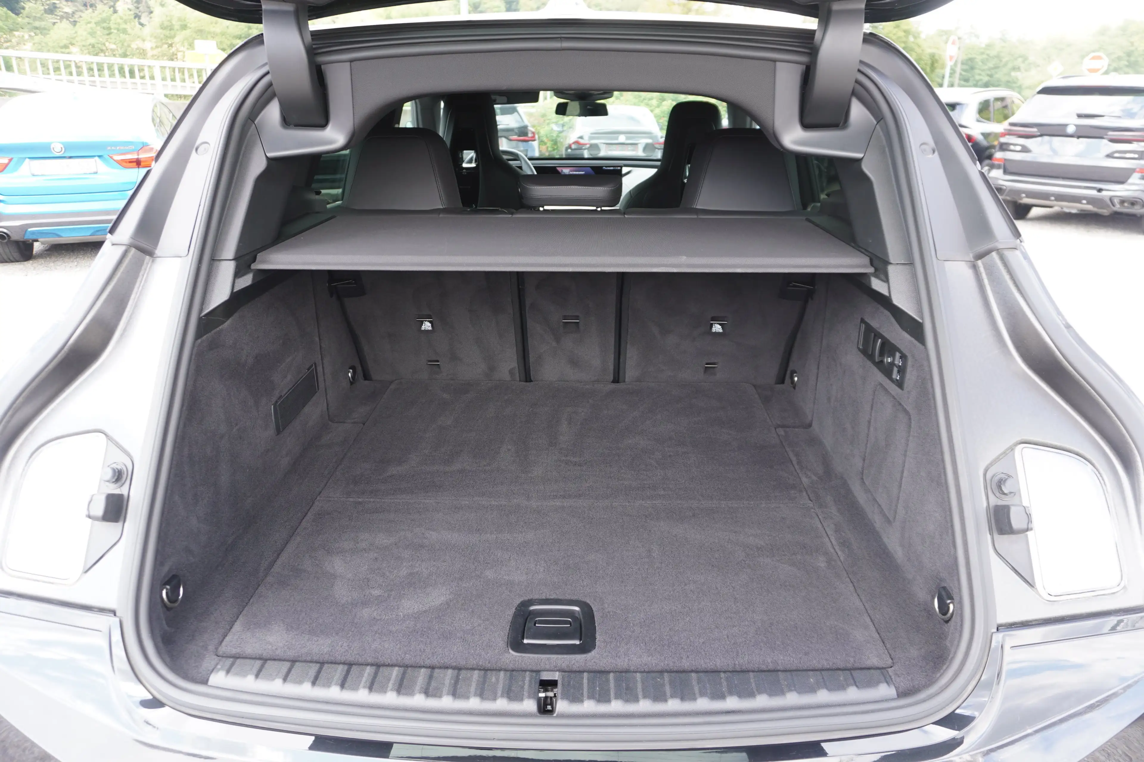 BMW iX xDrive40 — photo 8