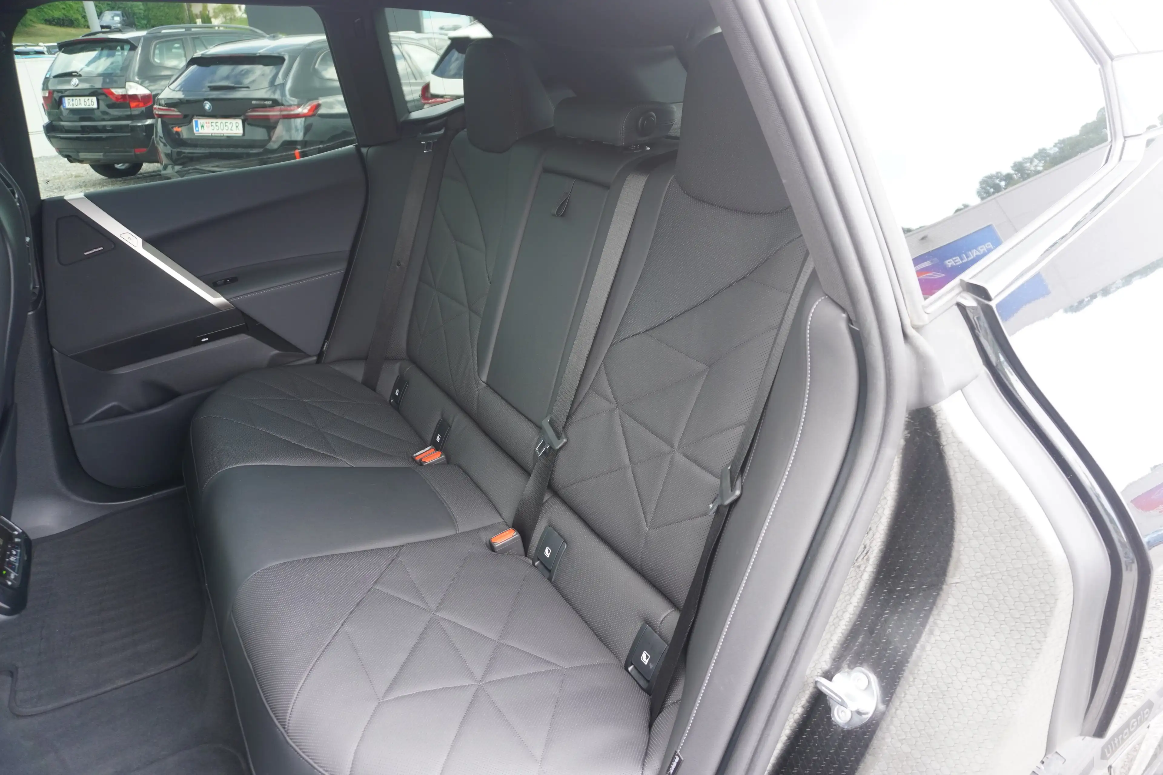 BMW iX xDrive40 — photo 14