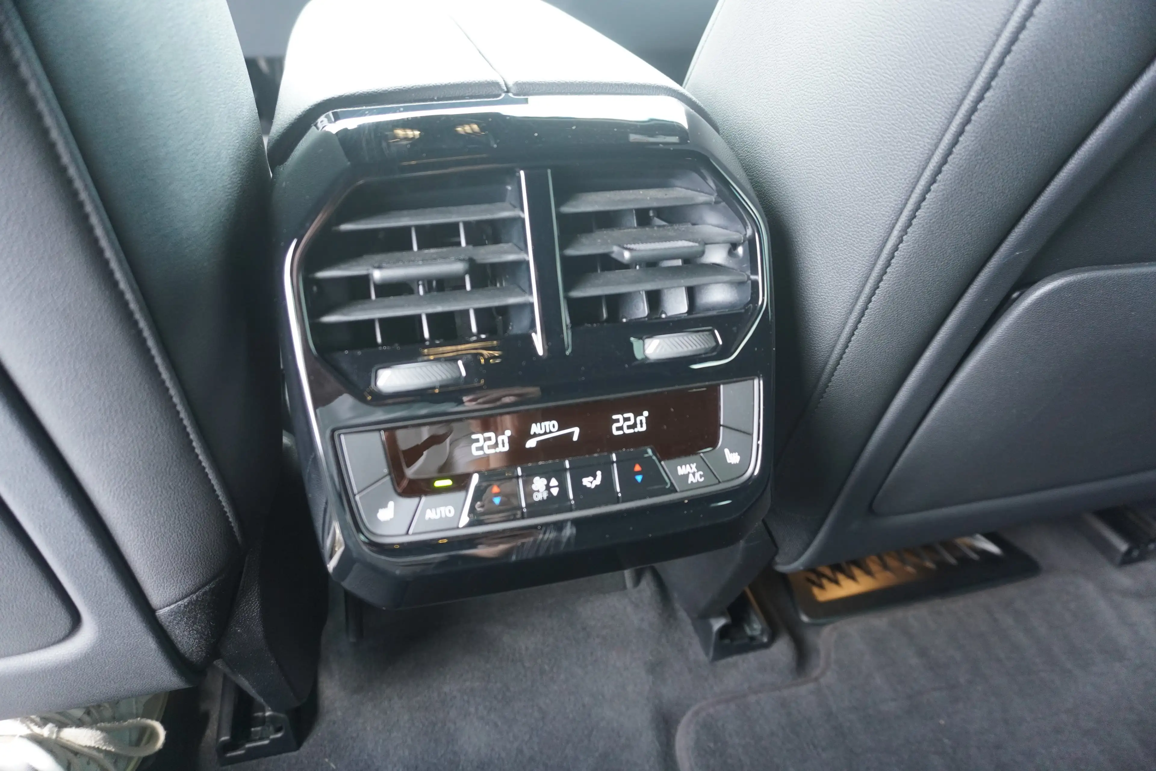 BMW iX xDrive40 — photo 15