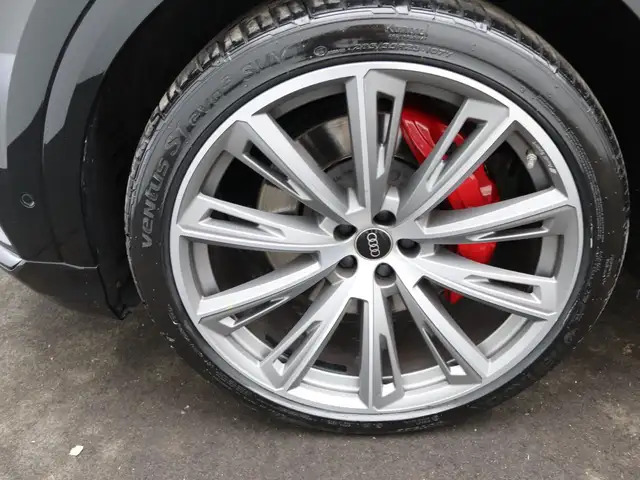 Audi SQ8 view 18