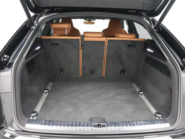 Audi SQ8 view 8