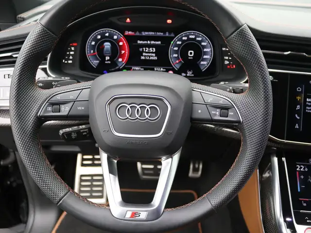 Audi SQ8 view 16