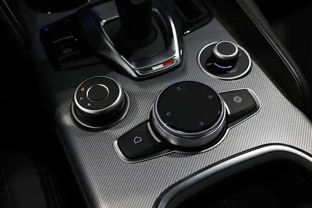 Alfa Romeo Giulia 2.0 16V 280 AT8 Q4 VELOCE Ansicht 17