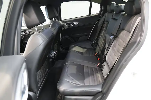 Alfa Romeo Giulia 2.0 16V 280 AT8 Q4 VELOCE Ansicht 11