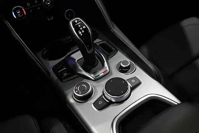 Alfa Romeo Giulia 2.0 16V 280 AT8 Q4 VELOCE Ansicht 15