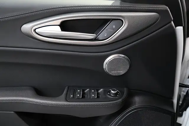 Alfa Romeo Giulia 2.0 16V 280 AT8 Q4 VELOCE Ansicht 23