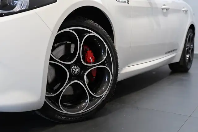 Alfa Romeo Giulia 2.0 16V 280 AT8 Q4 VELOCE Ansicht 3