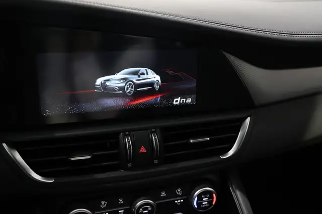 Alfa Romeo Giulia 2.0 16V 280 AT8 Q4 VELOCE Ansicht 18