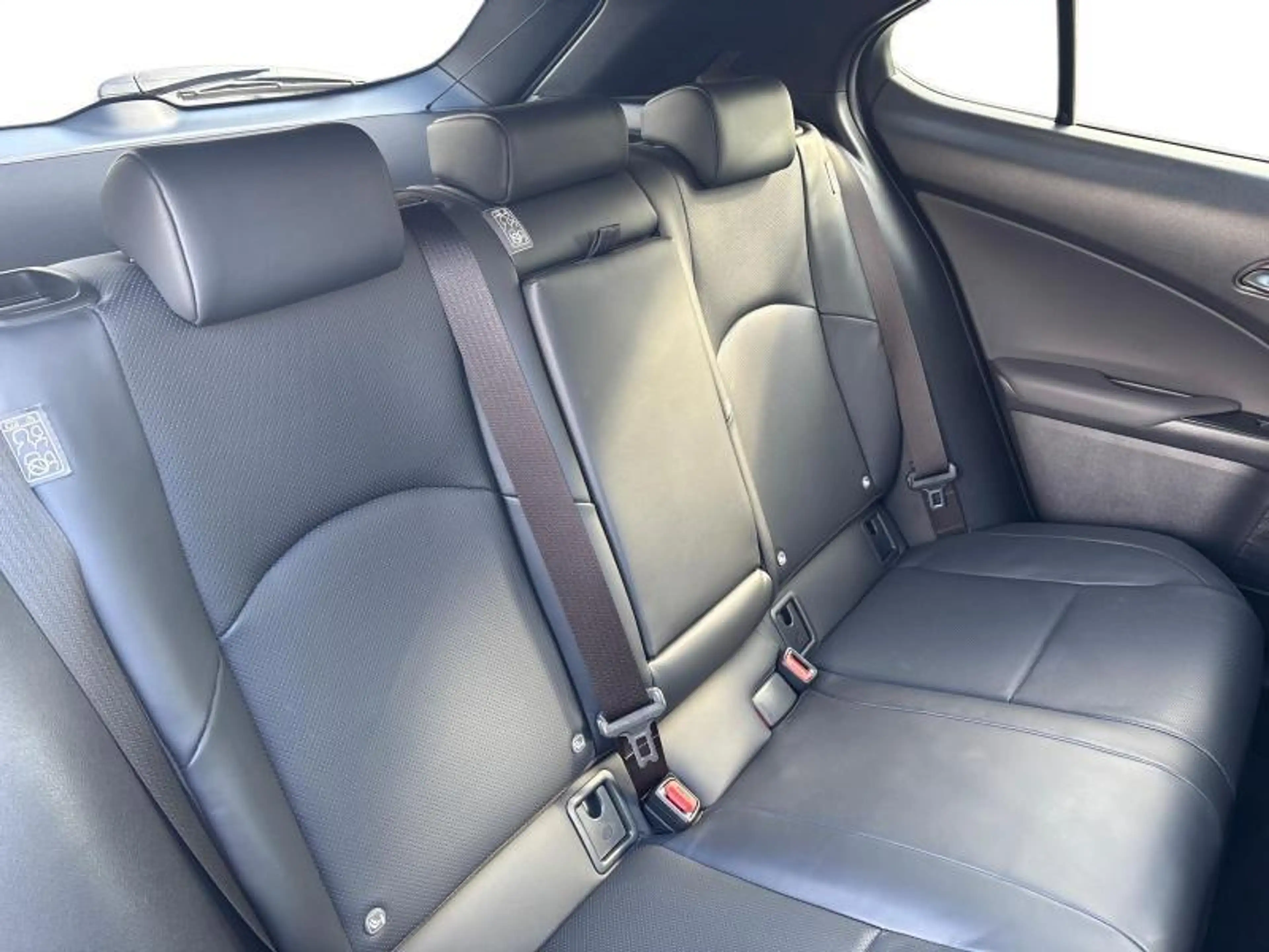 Lexus UX 250h F sport — photo 10