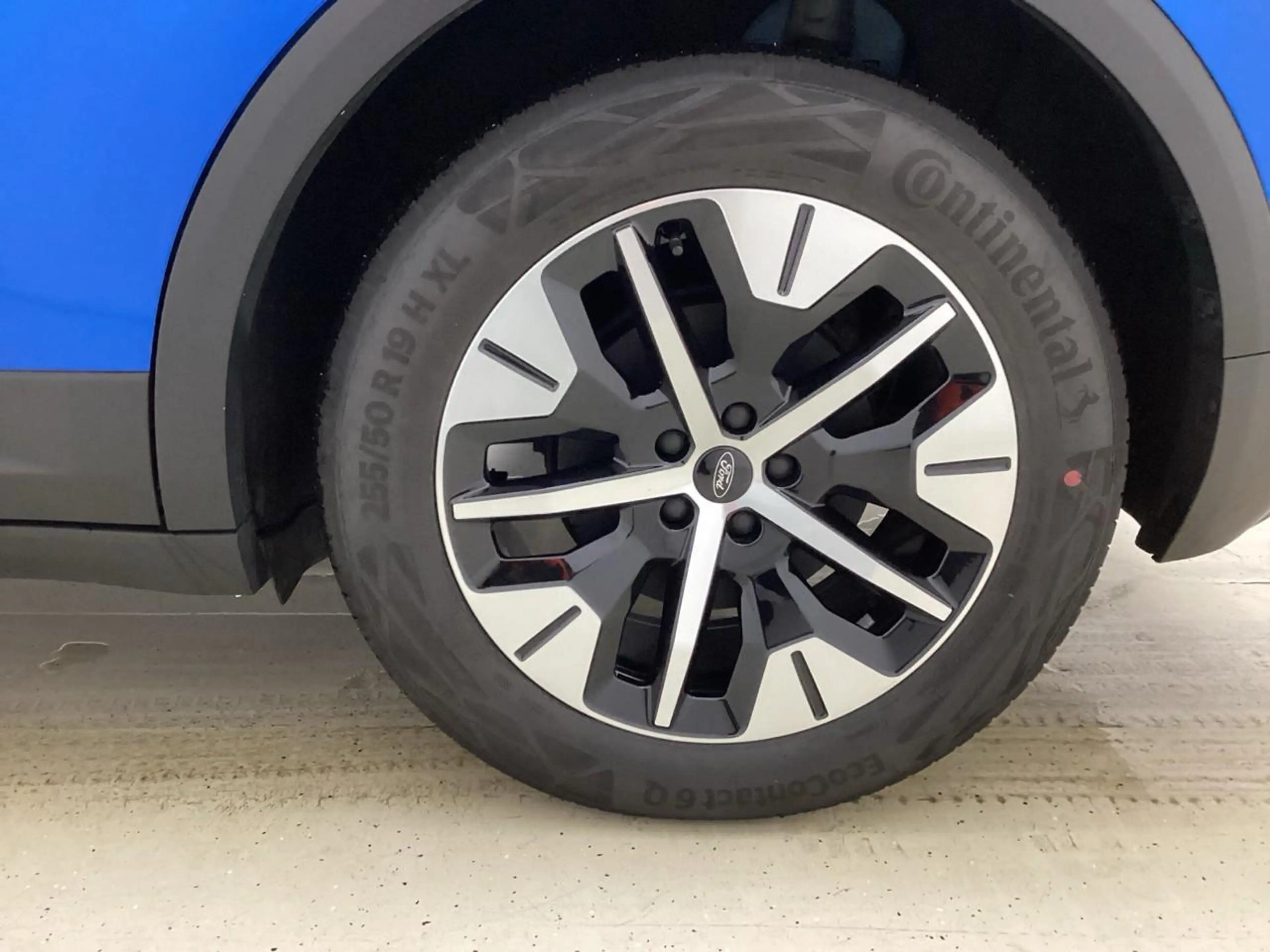 Ford Explorer RWD — photo 5