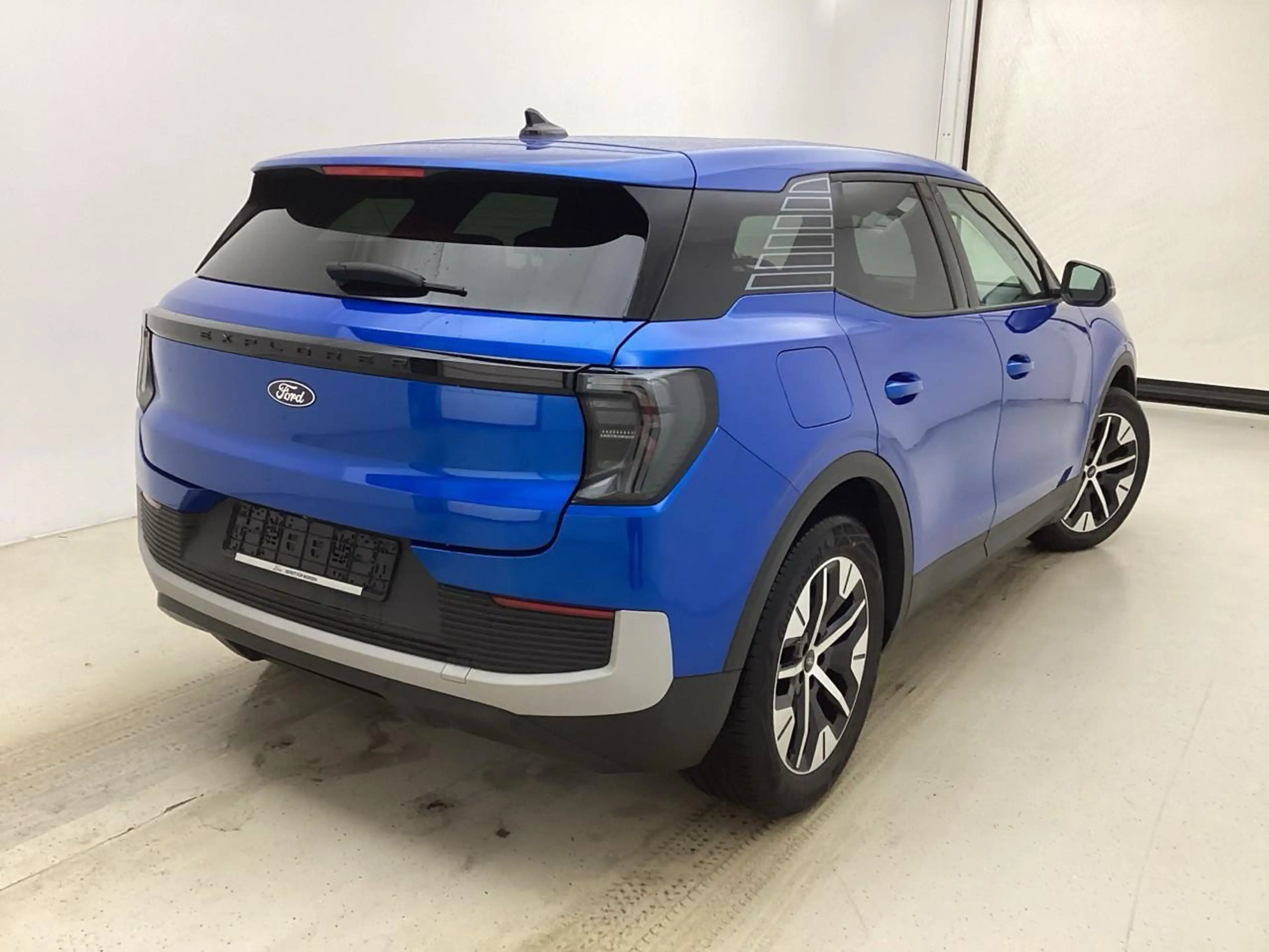 Ford Explorer RWD — photo 2