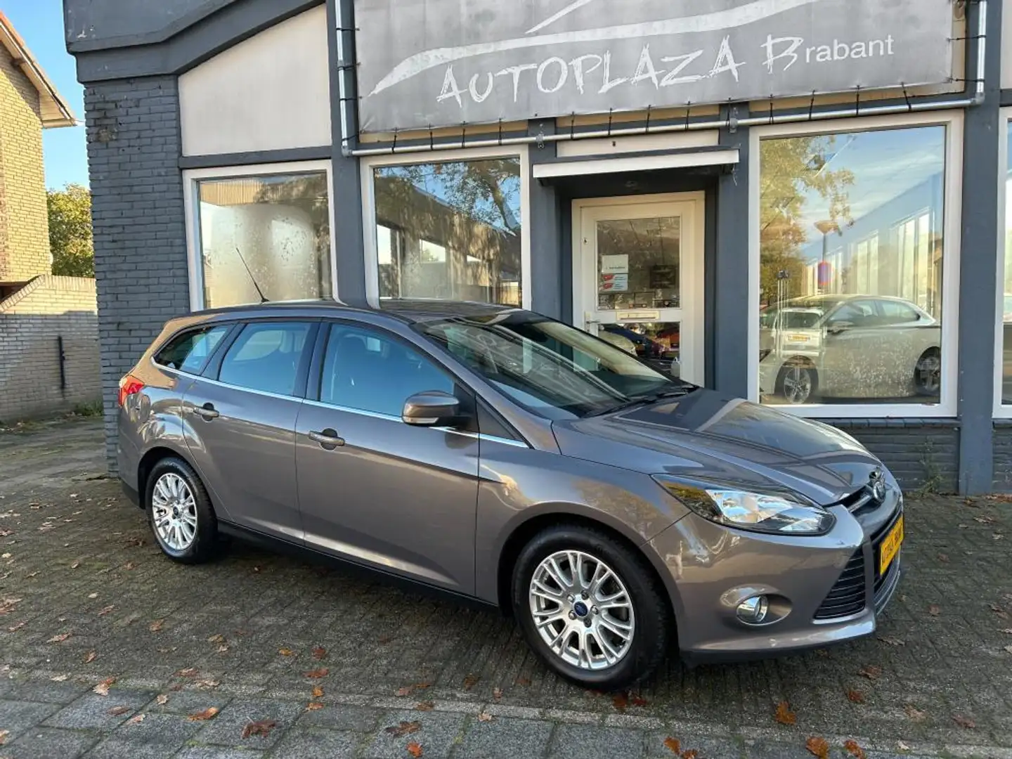 Ford Focus Wagon 1.6 EcoBoost Titanium / NAVI / ACHTERUITRIJ Grau - 2