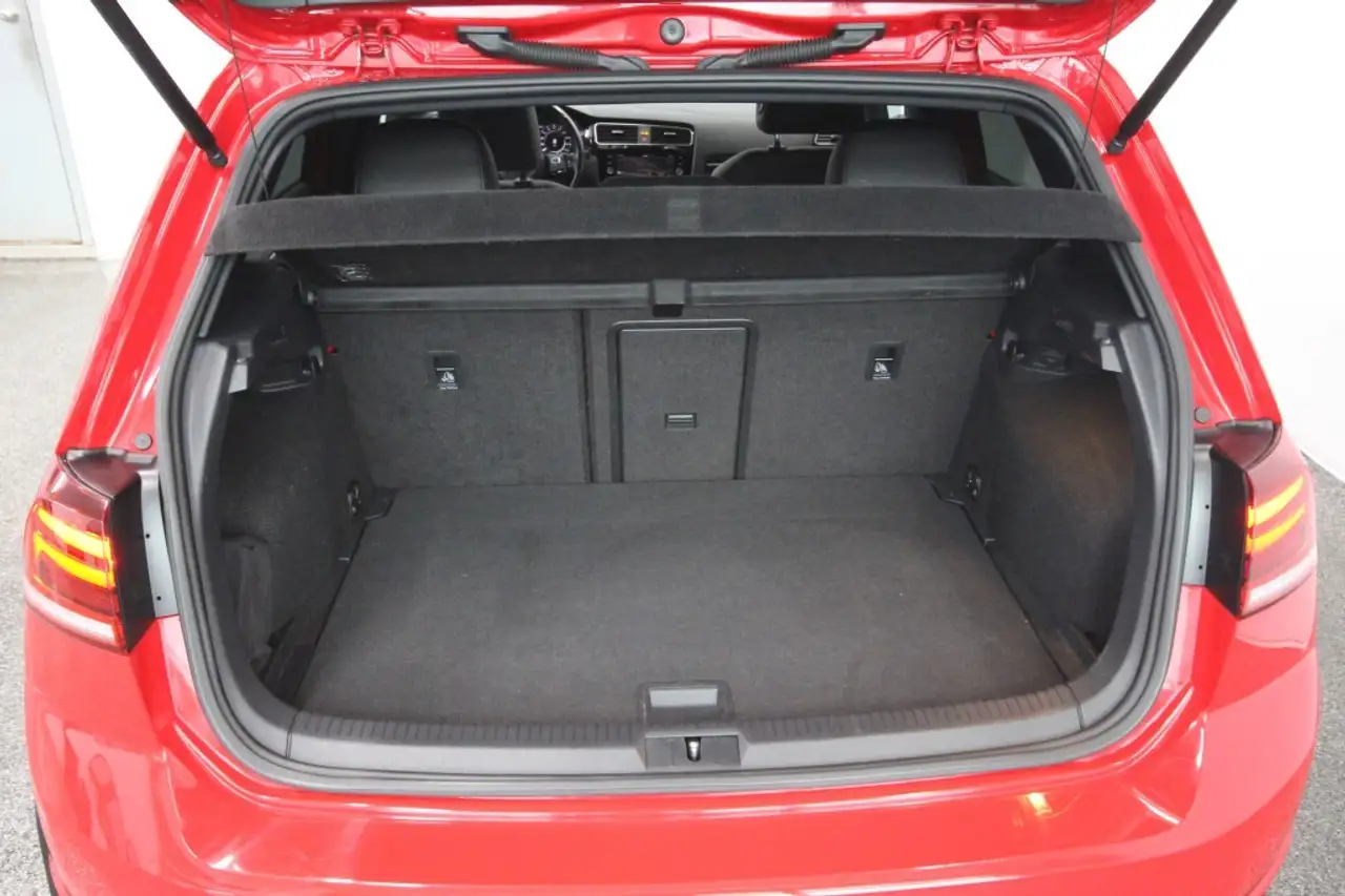 Volkswagen Golf R снимка Volkswagen Golf R