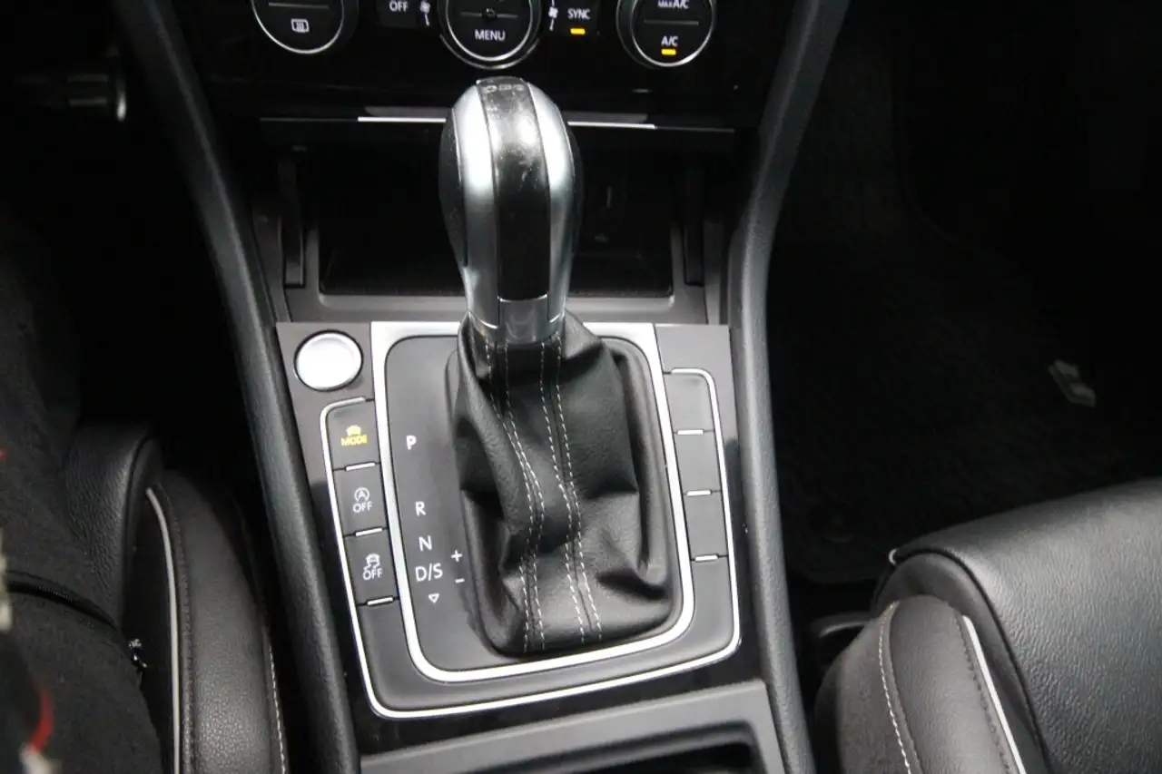 Volkswagen Golf R снимка Volkswagen Golf R