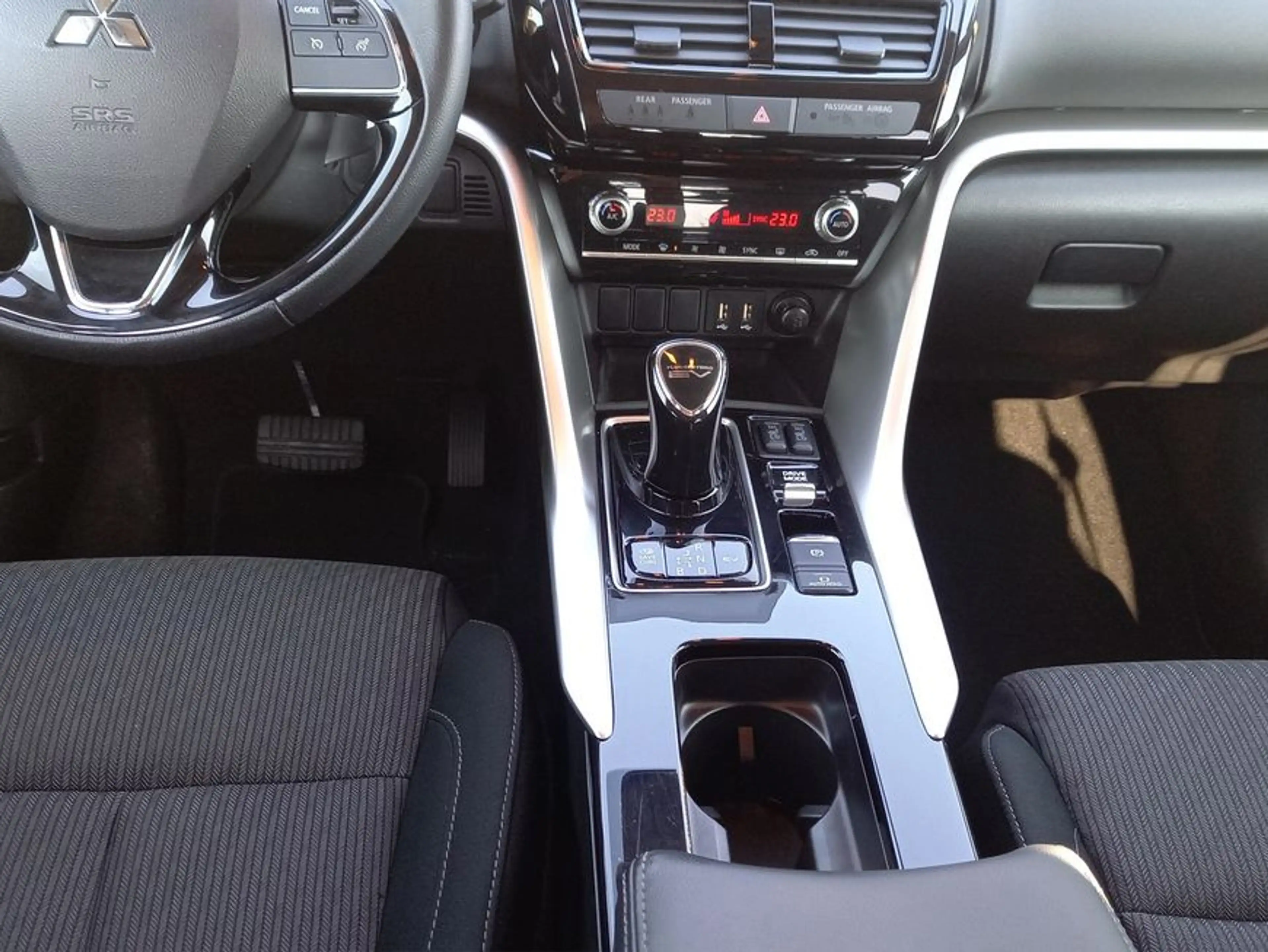 Mitsubishi Eclipse Cross Plug-In Hybrid 4WD Basis — photo 15