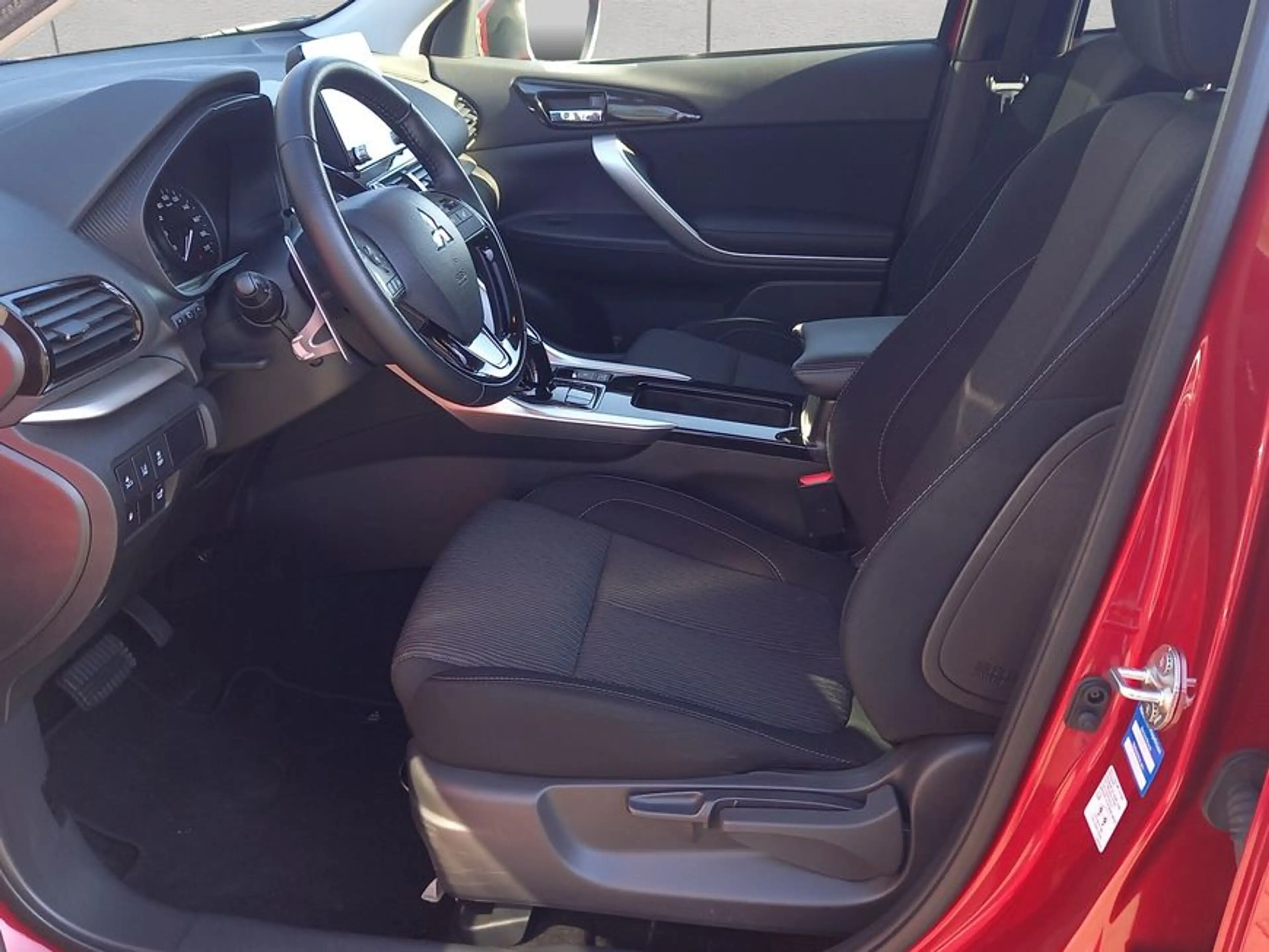 Mitsubishi Eclipse Cross Plug-In Hybrid 4WD Basis — photo 11