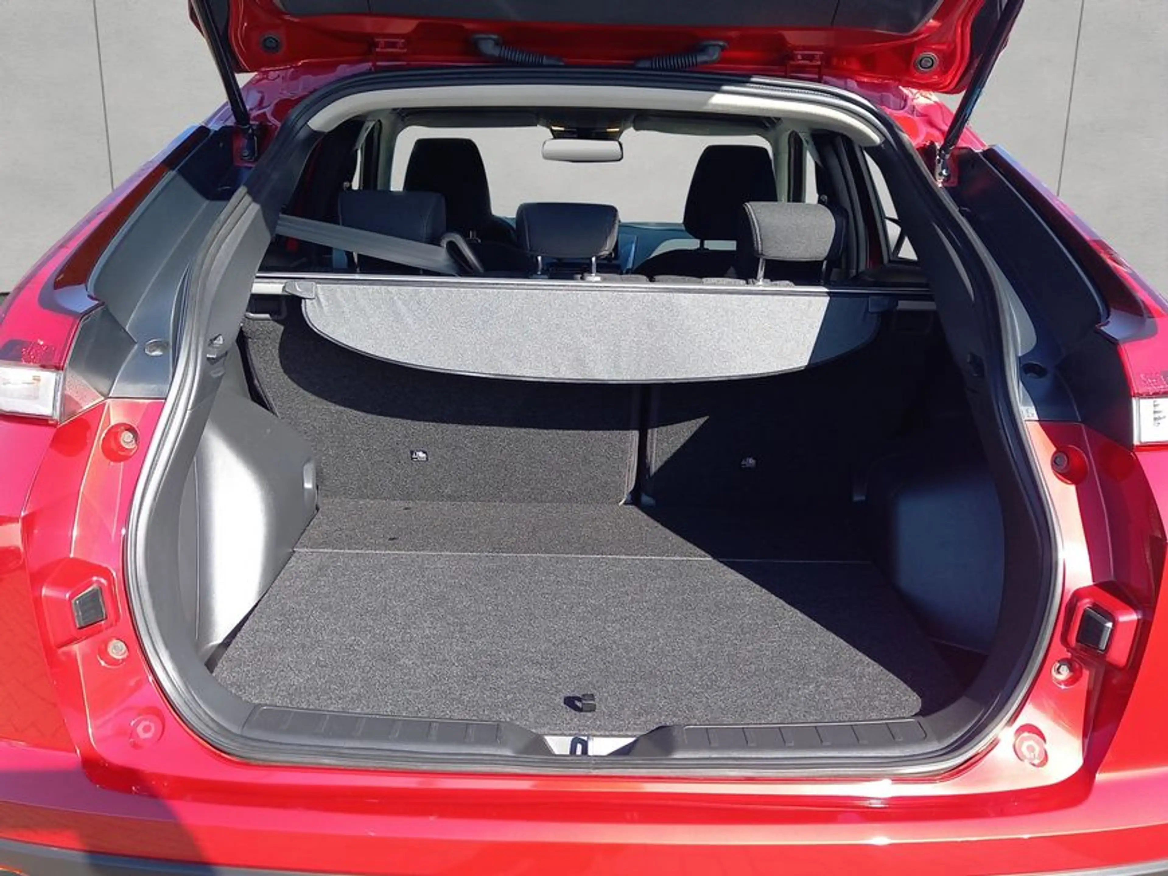 Mitsubishi Eclipse Cross Plug-In Hybrid 4WD Basis — photo 6