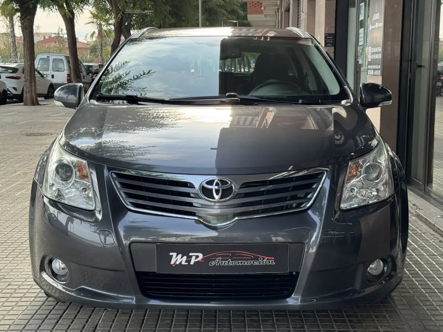Toyota Avensis CS 1.8 Active Grijs - 2